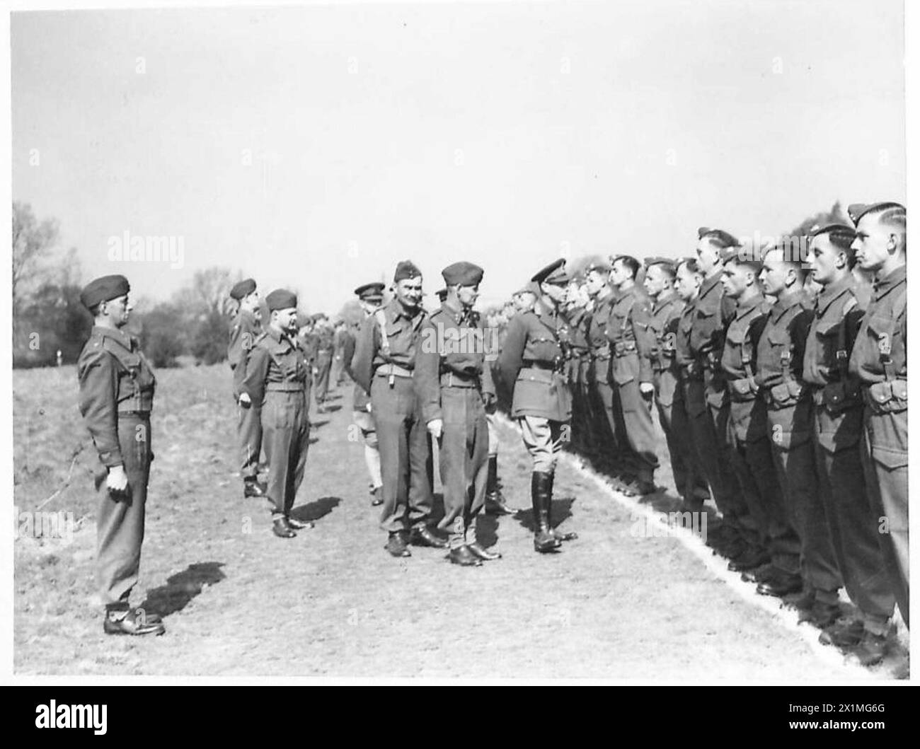 Seine Majestät der König inspiziert mehrere Einheiten der britischen Armee im Südostkommando während einer formellen militärischen Überprüfung. Stockfoto