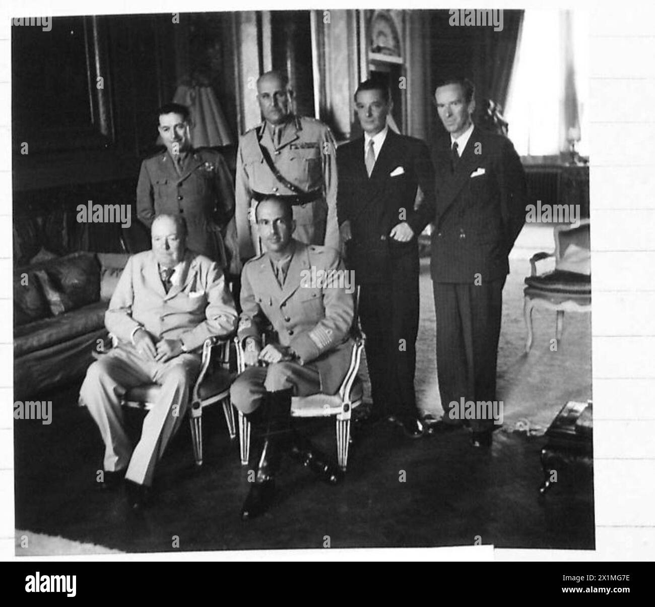 Churchill, Prinz Umberto, General Sir Henry Maitland Wilson und Sir Noel Charles besuchen die britische Botschaft in Rom. Stockfoto