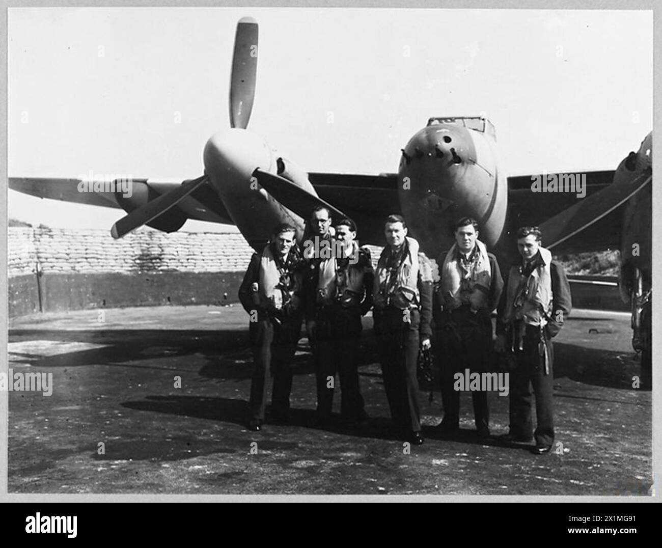 Mückenbesatzungen der RAF griffen ein mutmaßliches deutsches Hauptquartier in der Nähe von Vannes an. Die Operation beinhaltete Piloten und Flugbesatzung einschließlich Flight Lieutenant D.S. Handley und führte zur Zerstörung des Zielgebäudes. Stockfoto
