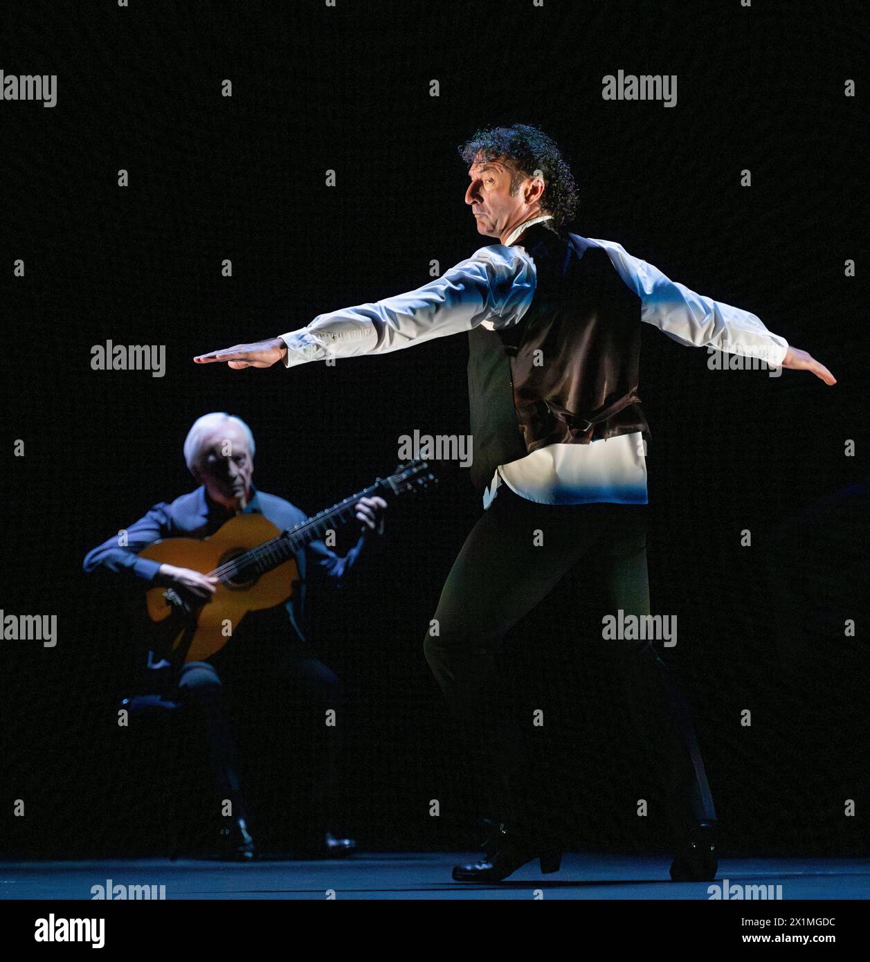 Sadlers Wells Theatre, London, Großbritannien. April 2024. Kostümprobe des Flamenco-Gitarristen, Komponisten und Produzenten Paco Peña und seiner Kompanie, die ab 17-20. April mit Solera zum Sadler's Wells Theatre zurückkehren, wobei die Darsteller zwei Stücke aus der Show vorführen: Tientos - Pas de deux & Farruca - Paco Peña spielt für den Tänzer Angel Muñoz und Dani de Morón für den Tänzer Gabriel Matías. Paco Peña, unterstützt von seinem Freund, Theaterregisseur Jude Kelly CBE für die Dramaturgie des Stücks, erforscht künstlerische Weisheit und die Furchtlosigkeit der Jugend auf der Suche nach neuem Ausdruck. Quelle: Malcolm Park/Alamy Live Stockfoto