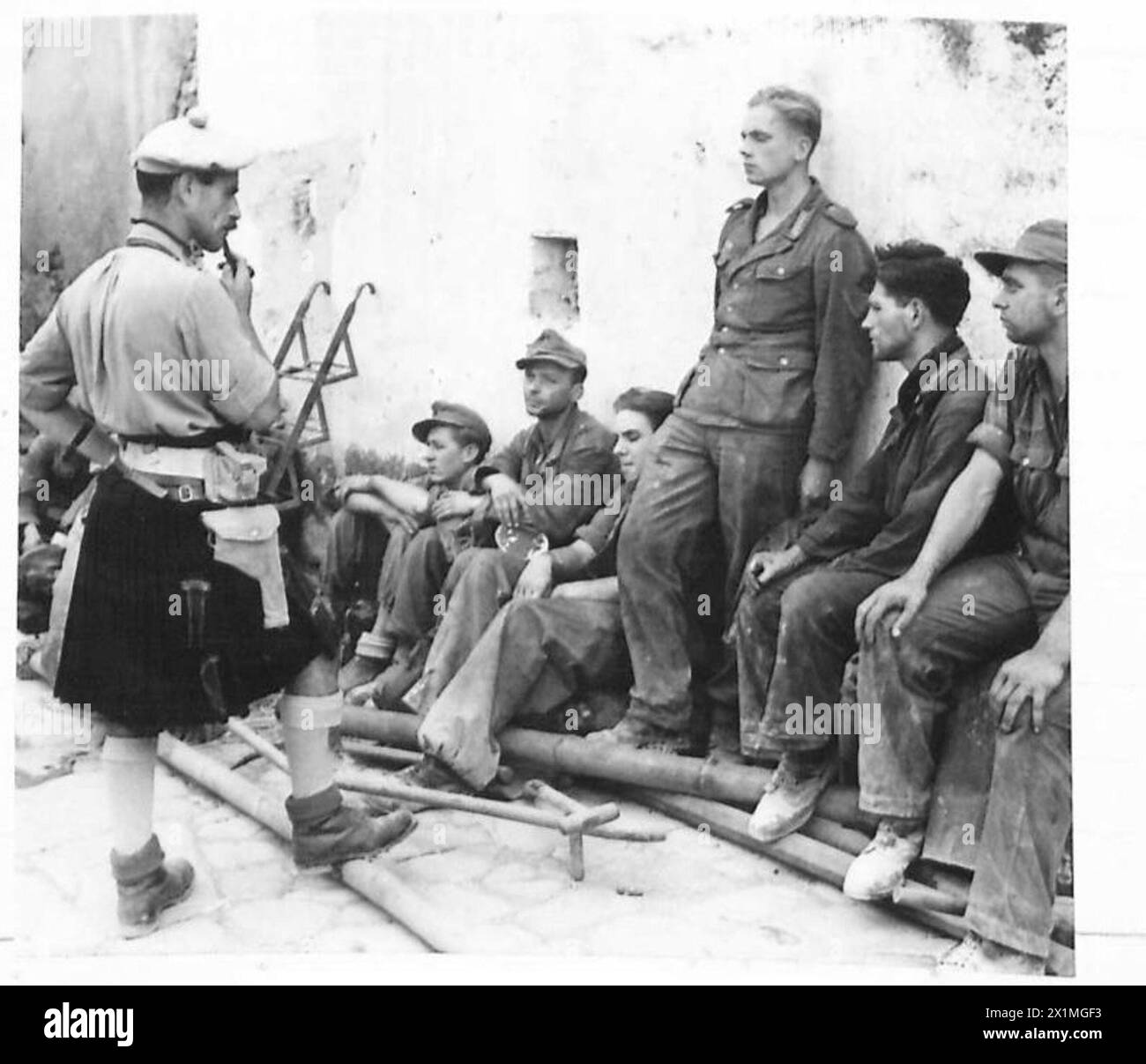 Die Besatzung eines gefangenen Tigerpanzers wird im Rahmen von Operationen der Achten Armee von britischen Armeepersonal verhört. Stockfoto