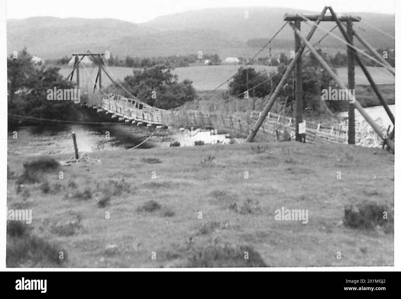Die Royal Engineers bauen unter der Aufsicht des Royal Indian Army Service Corps eine Brücke, die militärische technische Fähigkeiten und logistische Unterstützung demonstriert. Stockfoto