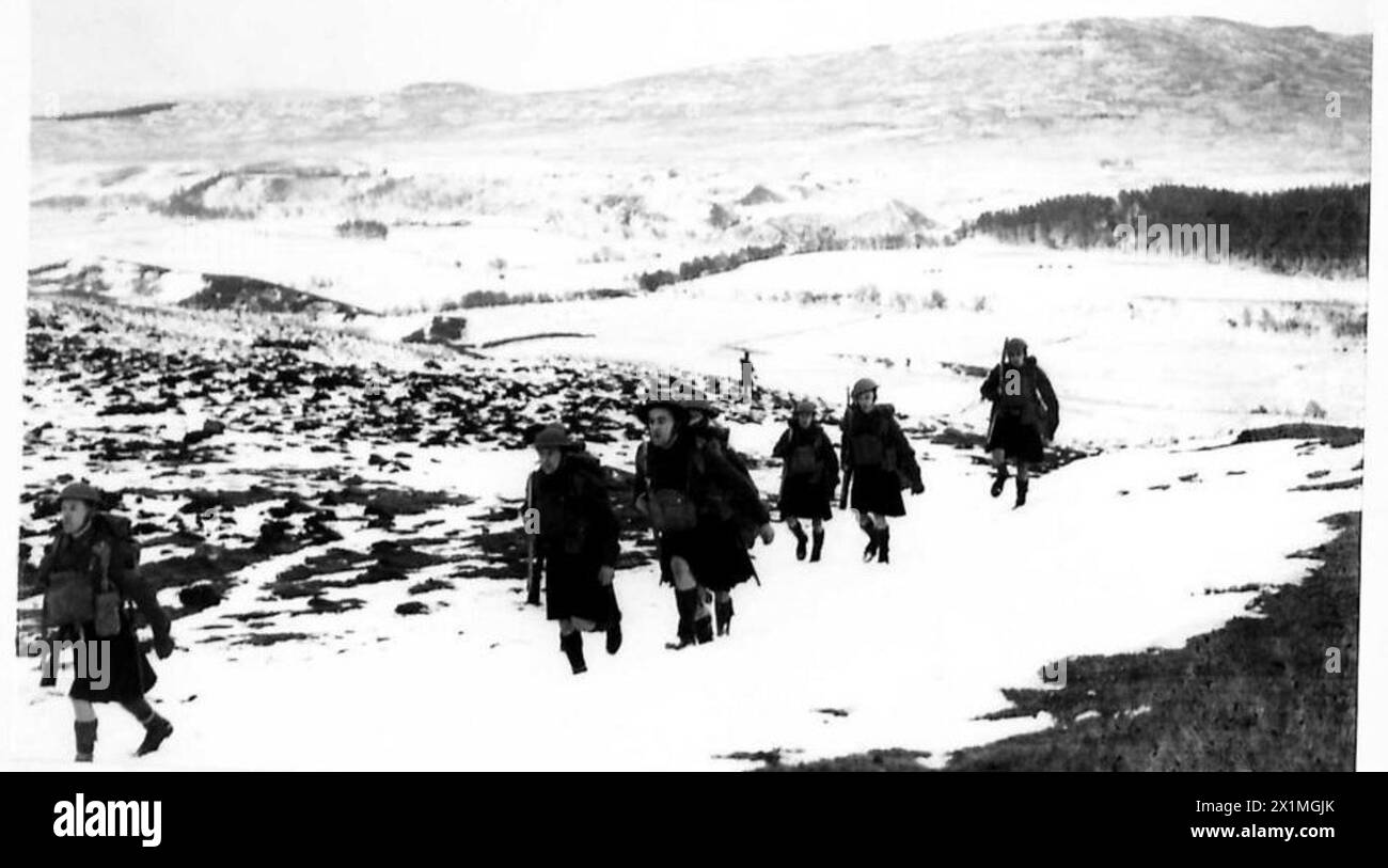 DIE CAMERONS – einige der Truppen machen sich während des Trainings bei Daviot, British Army, auf den Weg über die schneebedeckten Hügel Stockfoto