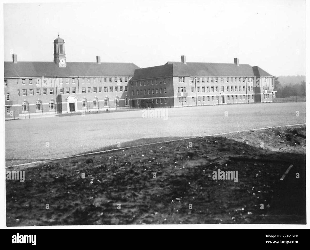 Ein Panoramablick auf die Gebäude der Armee im Aldershot Command zeigt den Sandhurst Block in Mitchett. Die Strukturen sind Teil der Ausbildungs- und Verwaltungseinrichtungen der British Army. Stockfoto