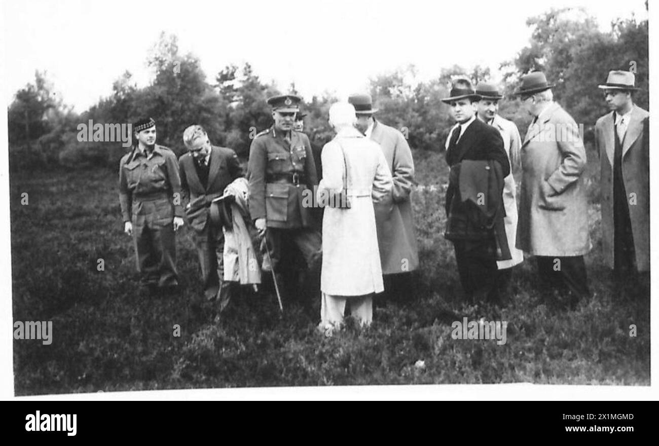 General McNaughton, Oberbefehlshaber des kanadischen Kontingents, trifft sich mit türkischen Parlamentsabgeordneten und Redakteuren während eines Besuchs beim Aldershot Command der britischen Armee. Stockfoto