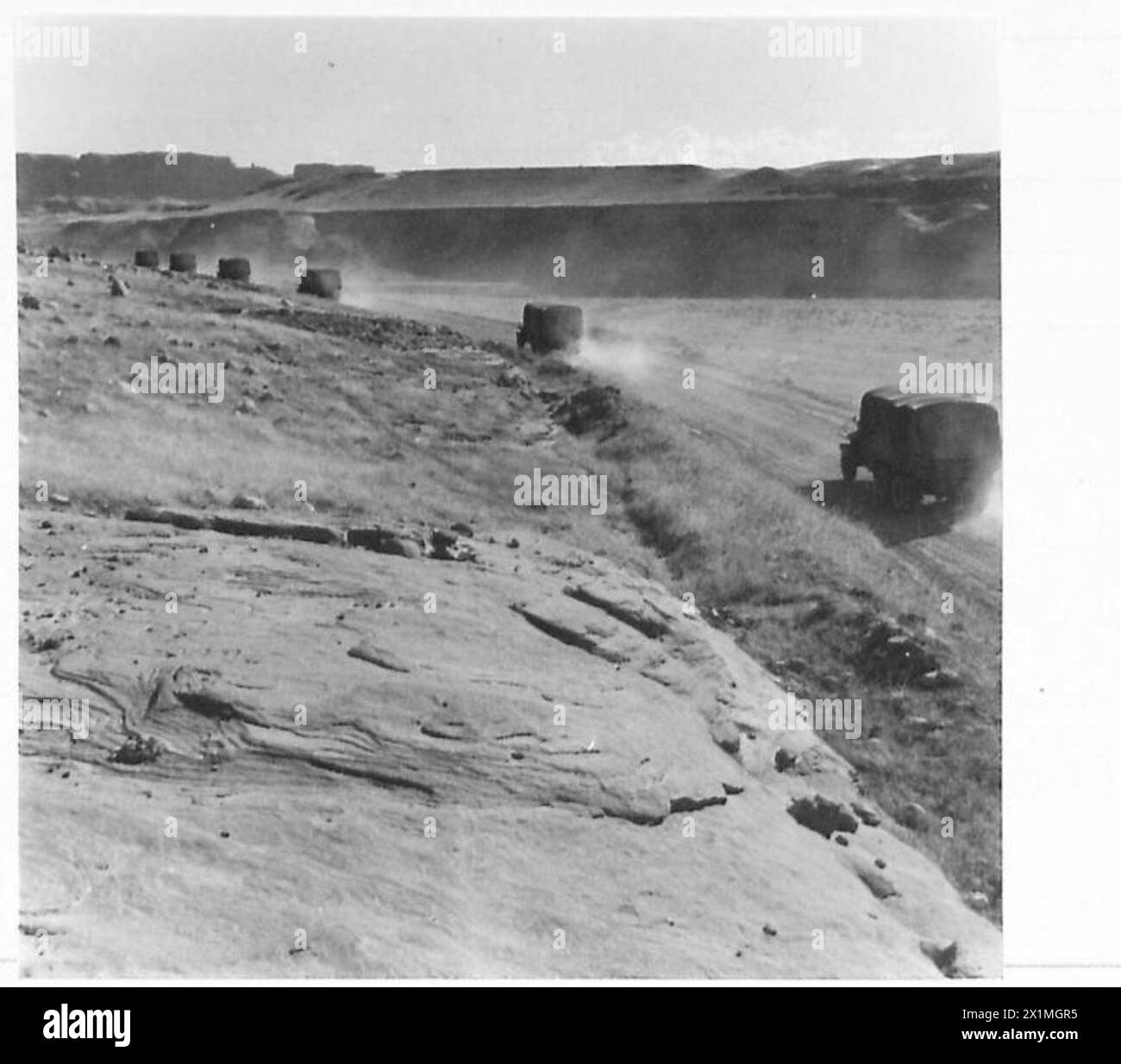 Konvoi von Fahrzeugen, die alliierte Vorräte nach Russland transportieren, während einer achttägigen Reise nach Norden, britische Armee. Stockfoto
