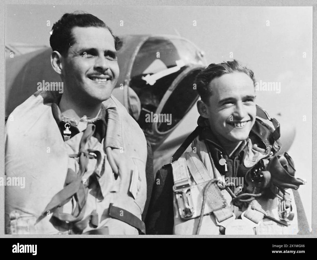 Die fliegenden Offiziere C.V. Pereira aus Trinidad und C.H. Gilbert aus Cardiff nahmen an einer Mission der Royal Air Force Teil und flogen Mosquito-Flugzeuge über 100 Meilen, um die Wehrmachtpositionen anzugreifen. Stockfoto