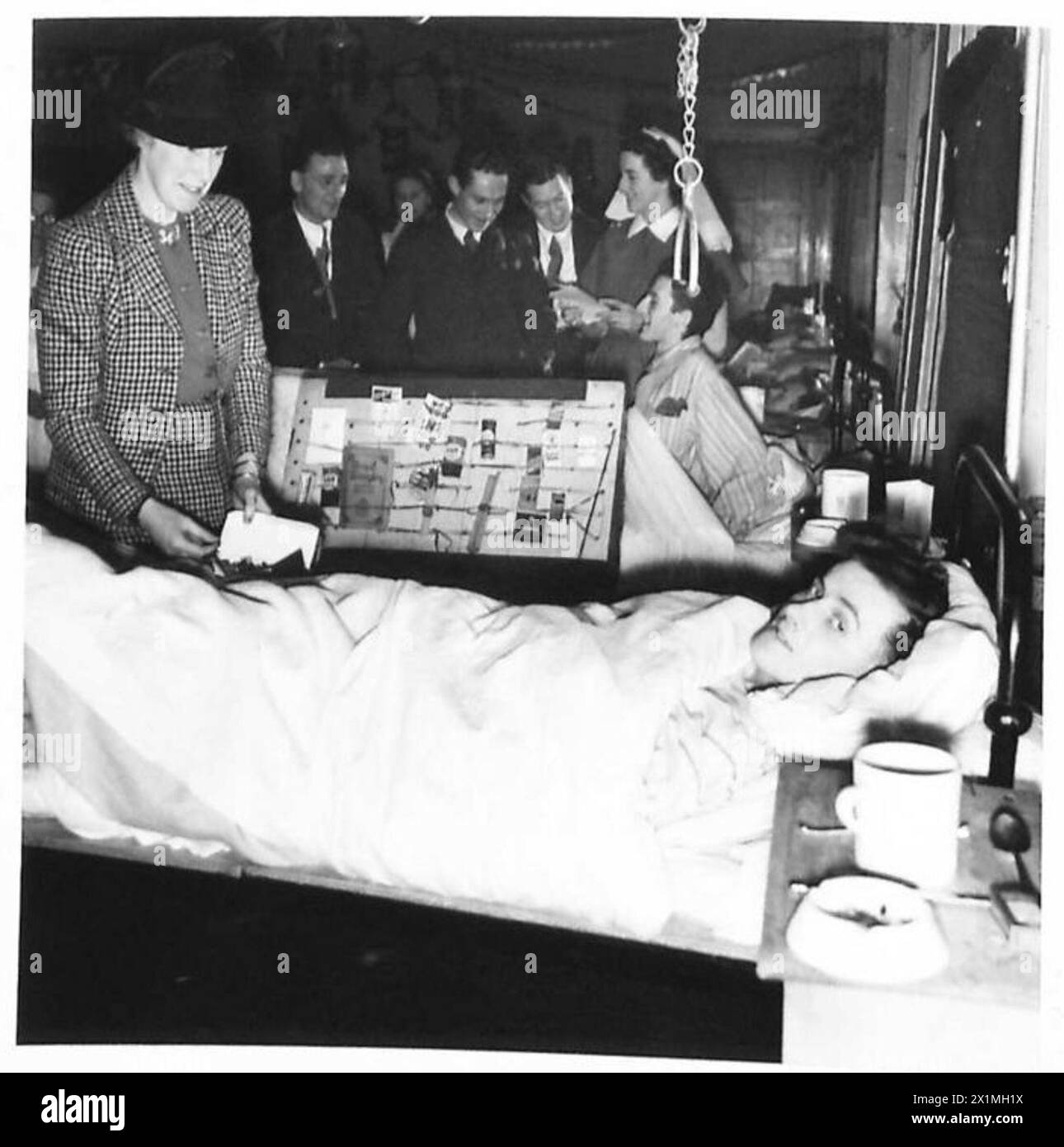 Mrs. Gordon Johnson betreibt in einem nordirischen Krankenhaus in Stranmills einen mobilen „Shop auf Rädern“, der Waren an Patienten verkauft, unterstützt von der britischen Armee. Stockfoto