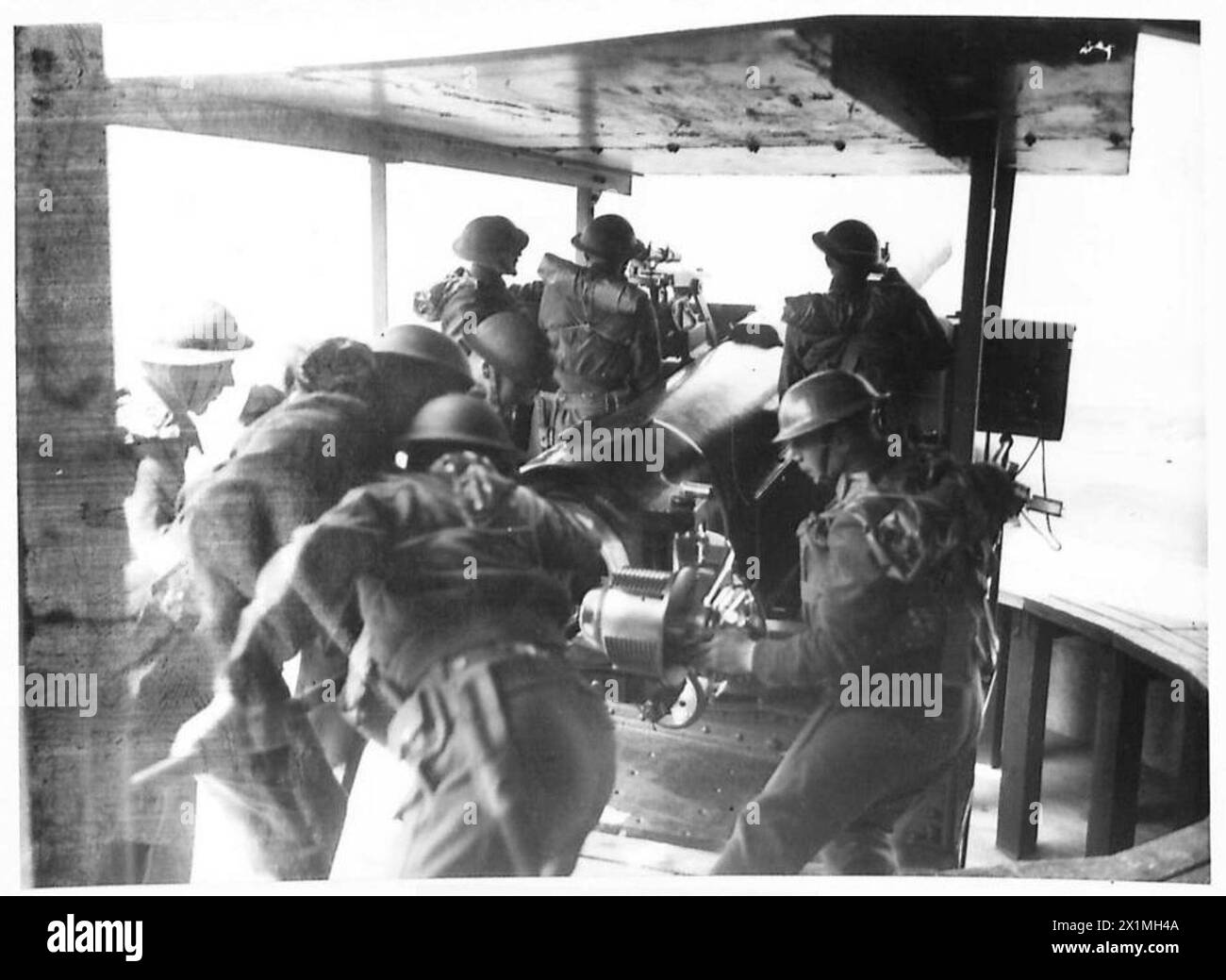 Ein Soldat rammt im Rahmen der britischen Artillerieoperationen, der British Army, eine Hülle in den Hinterhof. Stockfoto