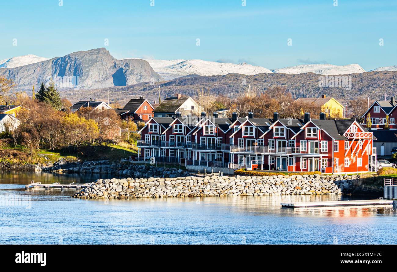 Blick auf die Gemeinde Bronnoysund an der norwegischen Küste. (Bronnoysund, Norwegen, 19.10.2023) Stockfoto