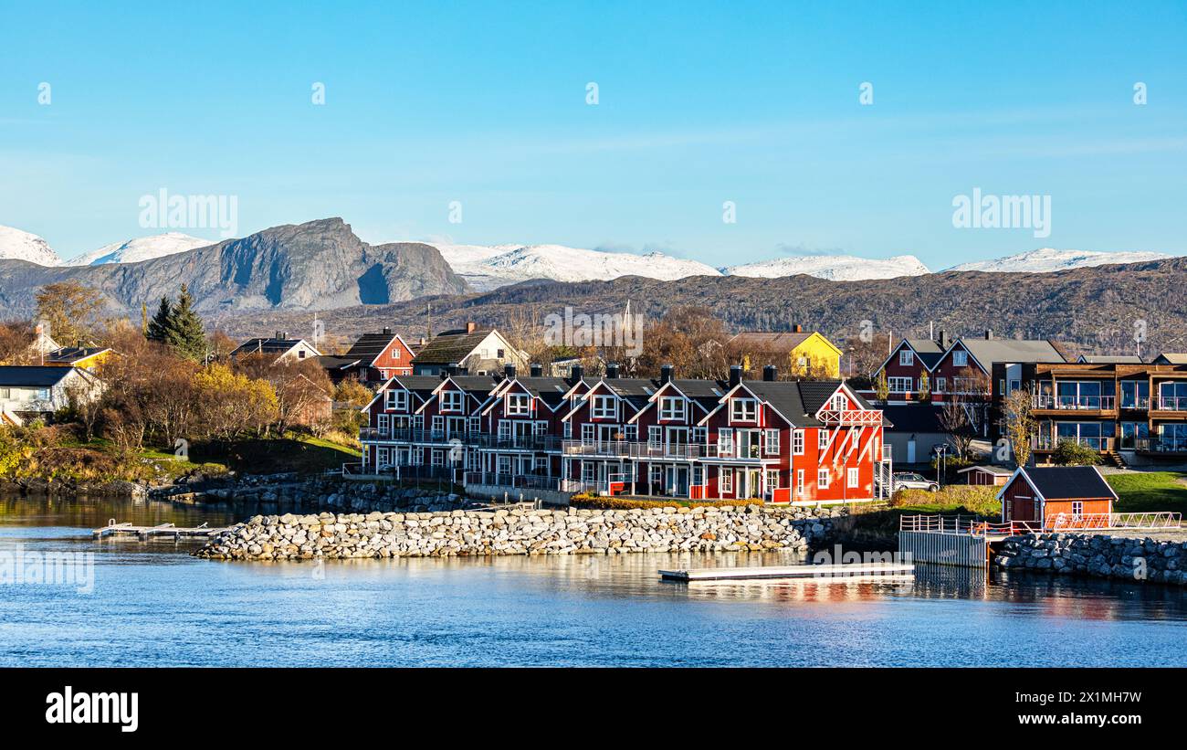 Blick auf die Gemeinde Bronnoysund an der norwegischen Küste. (Bronnoysund, Norwegen, 19.10.2023) Stockfoto