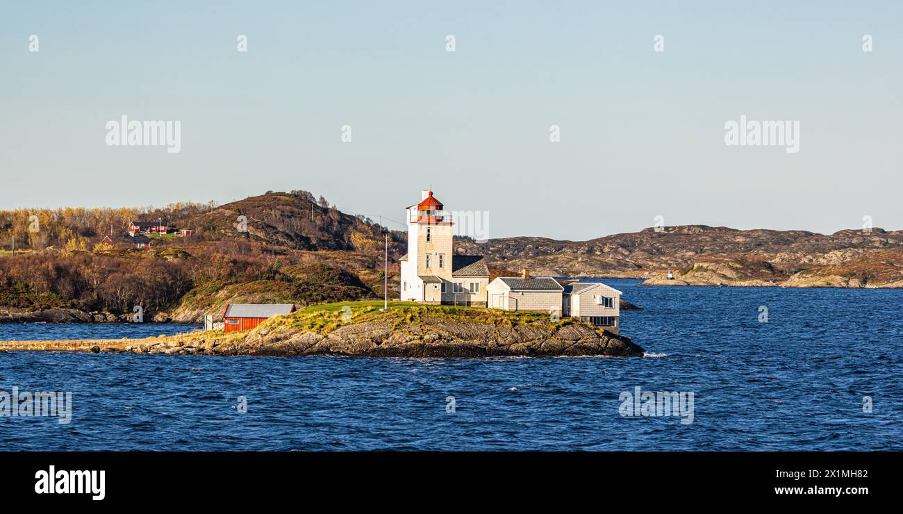 Der 14 Meter hohe Tyrhaug Leuchtturm an der Küste Norwegens wurde 1833 gebaut und ist seit 1967 automatisiert. (Korsvoll, Norwegen, 20.10.2023) Stockfoto