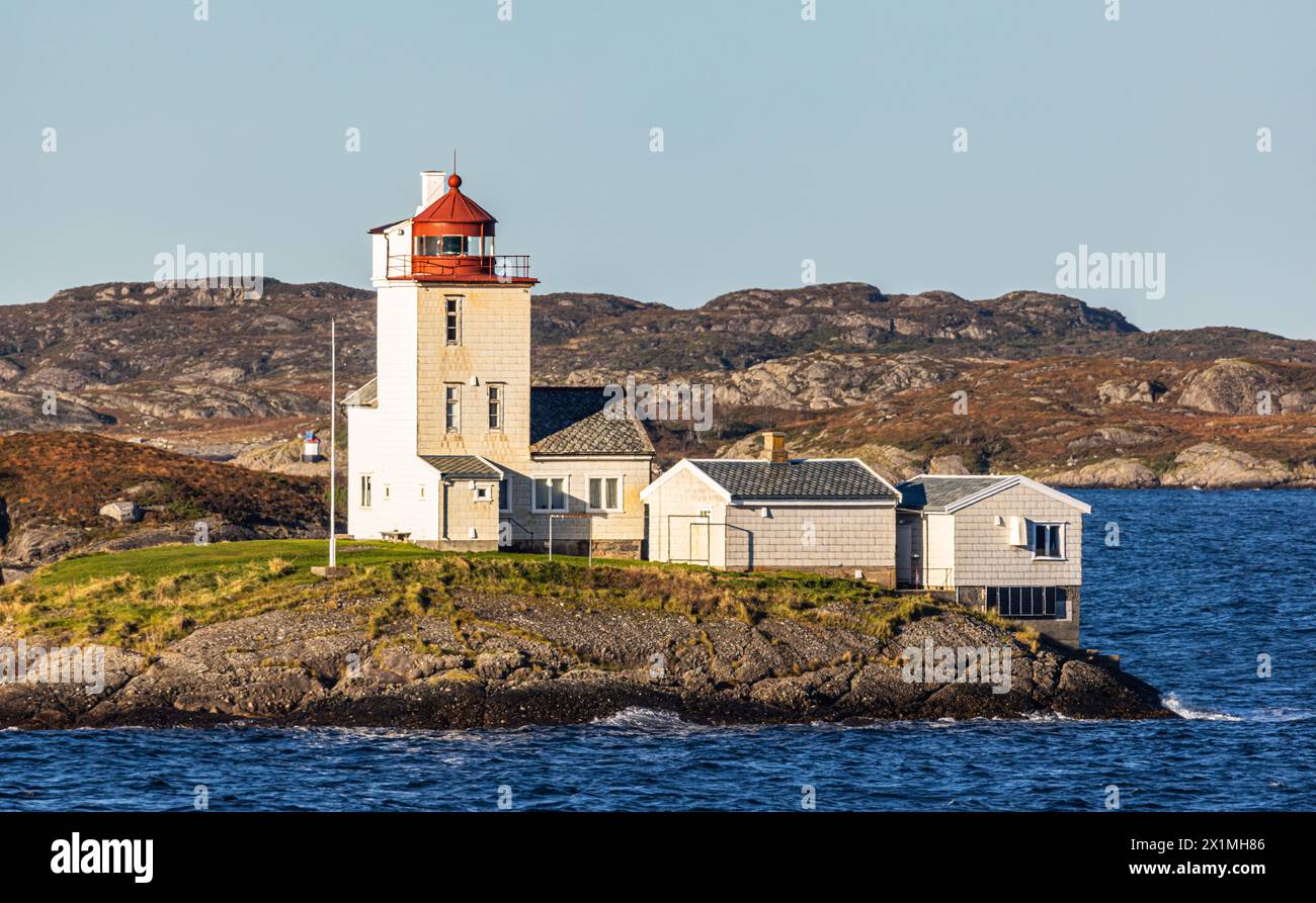 Der 14 Meter hohe Tyrhaug Leuchtturm an der Küste Norwegens wurde 1833 gebaut und ist seit 1967 automatisiert. (Korsvoll, Norwegen, 20.10.2023) Stockfoto