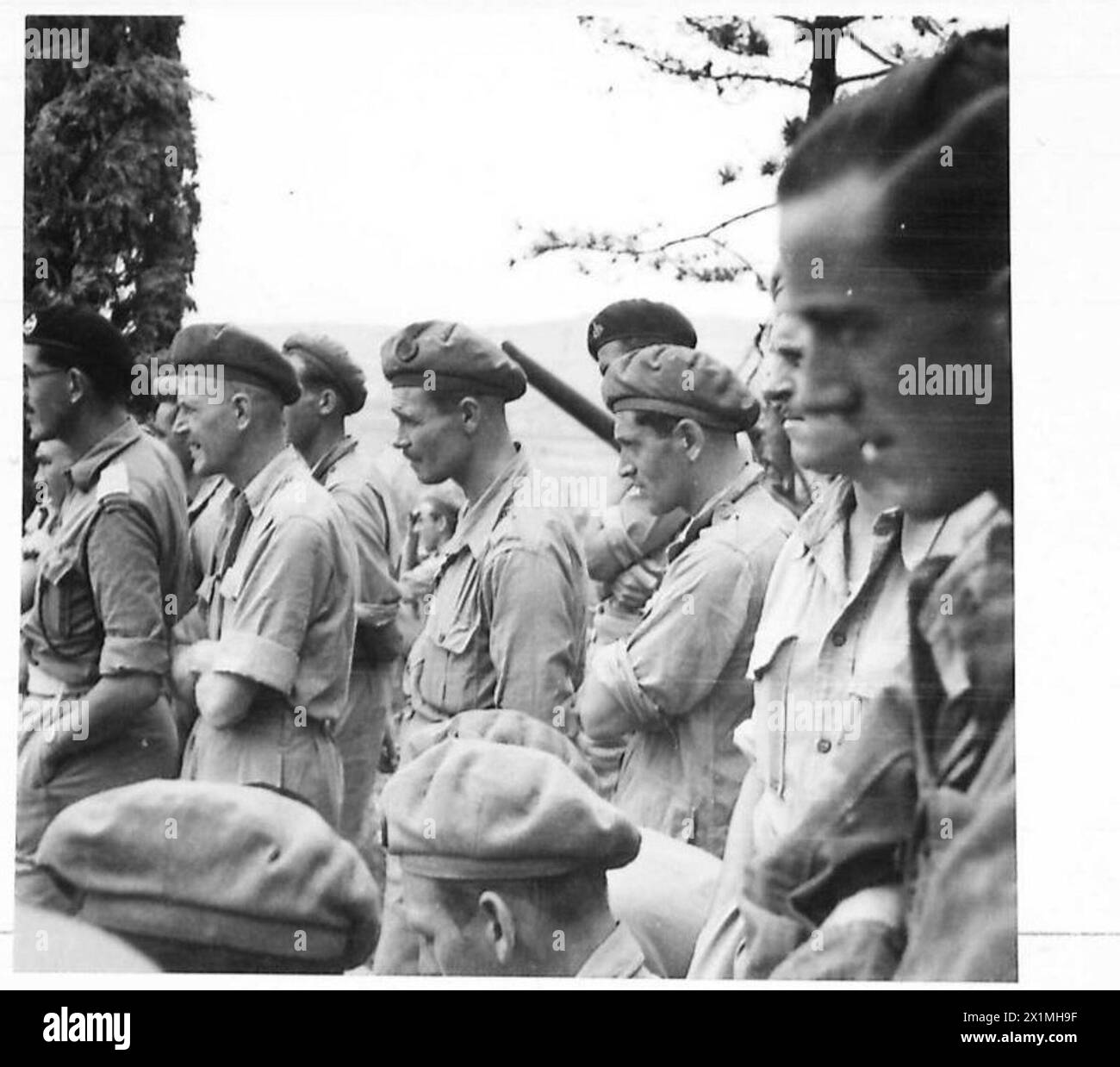 Ein Teil des Publikums beobachtet die Vorgänge im taktischen Hauptquartier der 8. Armee, British Army. Stockfoto