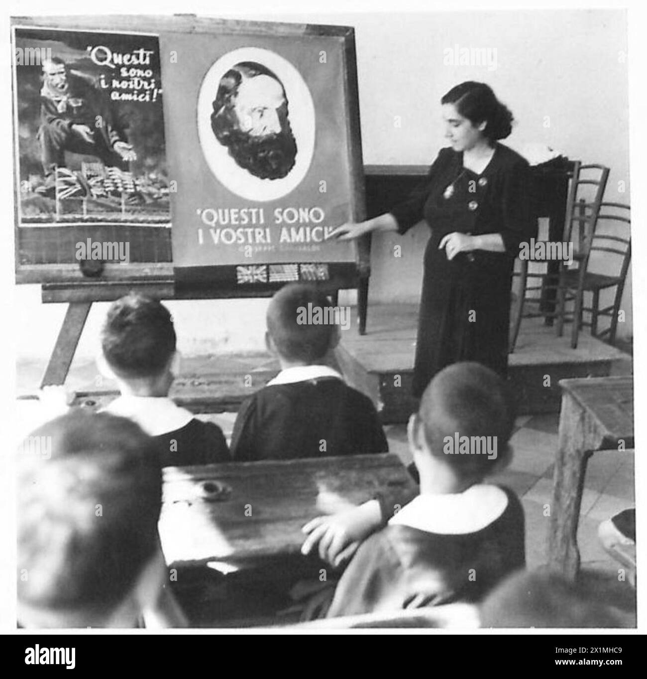 Nach drei Jahren kriegsbedingter Unterbrechung öffnen die Schulen in Italien wieder für Kinder in Städten und Dörfern wie Apricena. Faschistische Embleme und Uniformen wurden entfernt und das Schulleben wird unter nicht-faschistischer Aufsicht fortgesetzt, wobei das Porträt der Königin Mussolinis ersetzt Stockfoto
