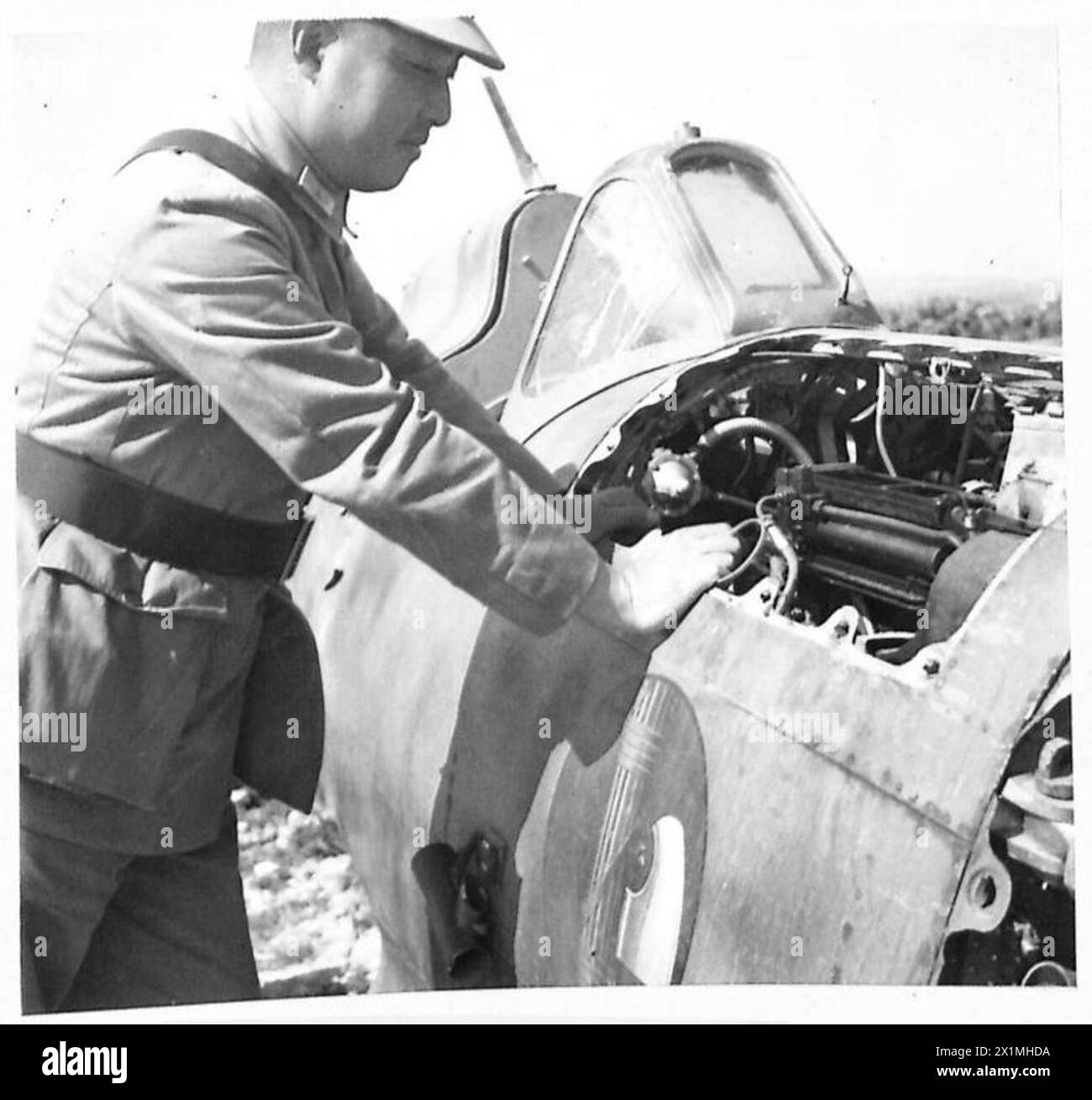 CHINESISCHE MILITÄRMISSION IN NORDAFRIKA - General Hoo untersucht das Cockpit eines italienischen Flugzeugs, britische Armee Stockfoto