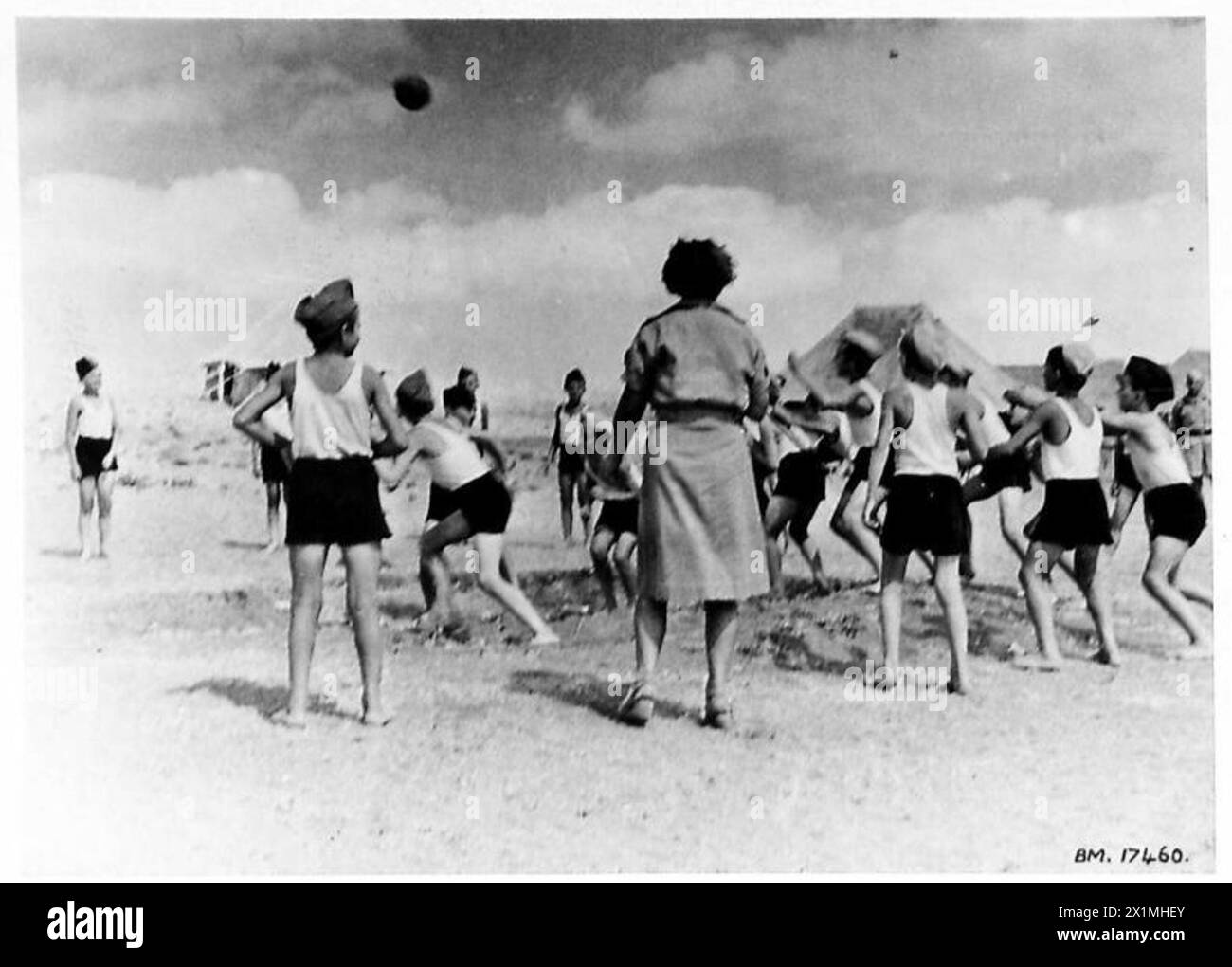 DIE POLNISCHE ARMEE IM NAHEN OSTEN, 1942-1943 - Eine Abteilung von Basketball spielenden Jungen. Bewegung und frische Luft wirkten mit ihrem Körper Wunder und ermöglichten es ihnen, sich vollständig von den Not und dem Hunger des sowjetischen Gulag zu erholen. Nach der deutsch-sowjetischen Invasion Polens wurden viele Polen in verschiedene Lager im sowjetischen Gulag deportiert. Unter ihnen waren viele Jungen jeden Alters. Nach der Unterzeichnung des Sikorski-Mayski-Abkommens 1941 wurden viele Überlebende - Männer, Frauen, Kinder - aus der Sowjetunion entlassen und über Persien nach Palästina evakuiert Stockfoto