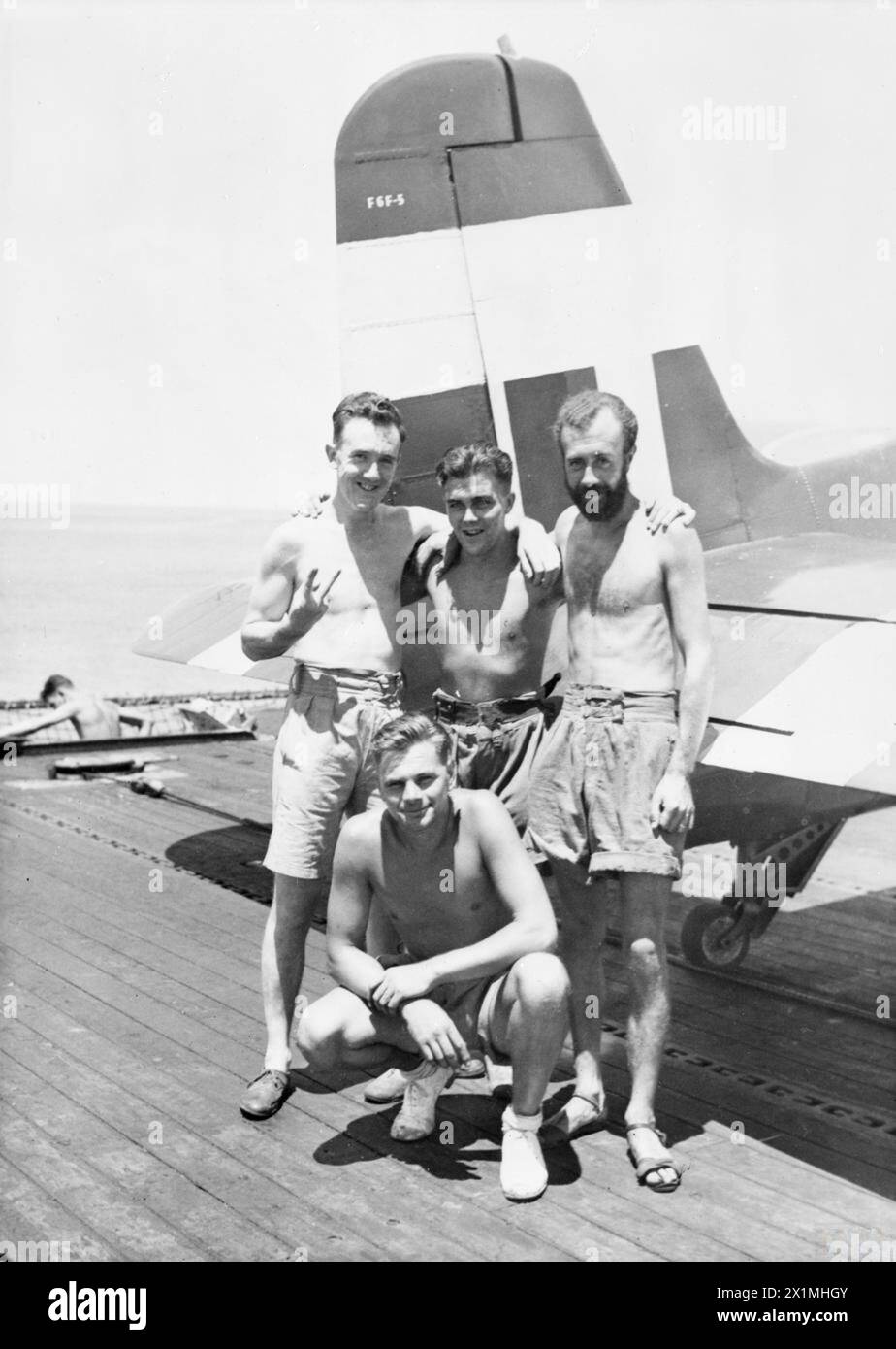Vier Yorkshiremen, die im April 1945 an Bord des Escortträgers HMS Khedive waren, fotografiert in östlichen Gewässern. Es sind C.J. Wright, Eric Greenwood, William Hodgetts und Frederick Wiley. Stockfoto