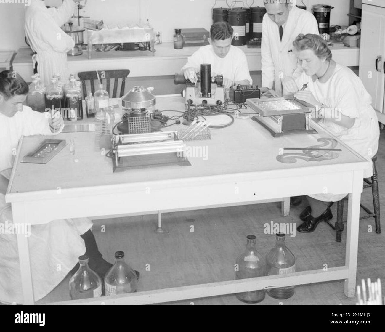 Mitarbeiter der Royal Navy an der Medical School in Clevedon, Somerset, testen am 15. August 1944 Penicillin in einem Assay-Labor mit elektrischen Instrumenten einschließlich eines Absorptionmeters mit einer photoelektrischen Zelle. Stockfoto