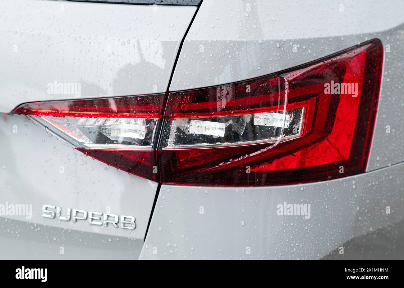Kiew, Ukraine, April 2024. Nahaufnahme des Rücklichts eines grauen SKODA Superve Combi Car. Stockfoto