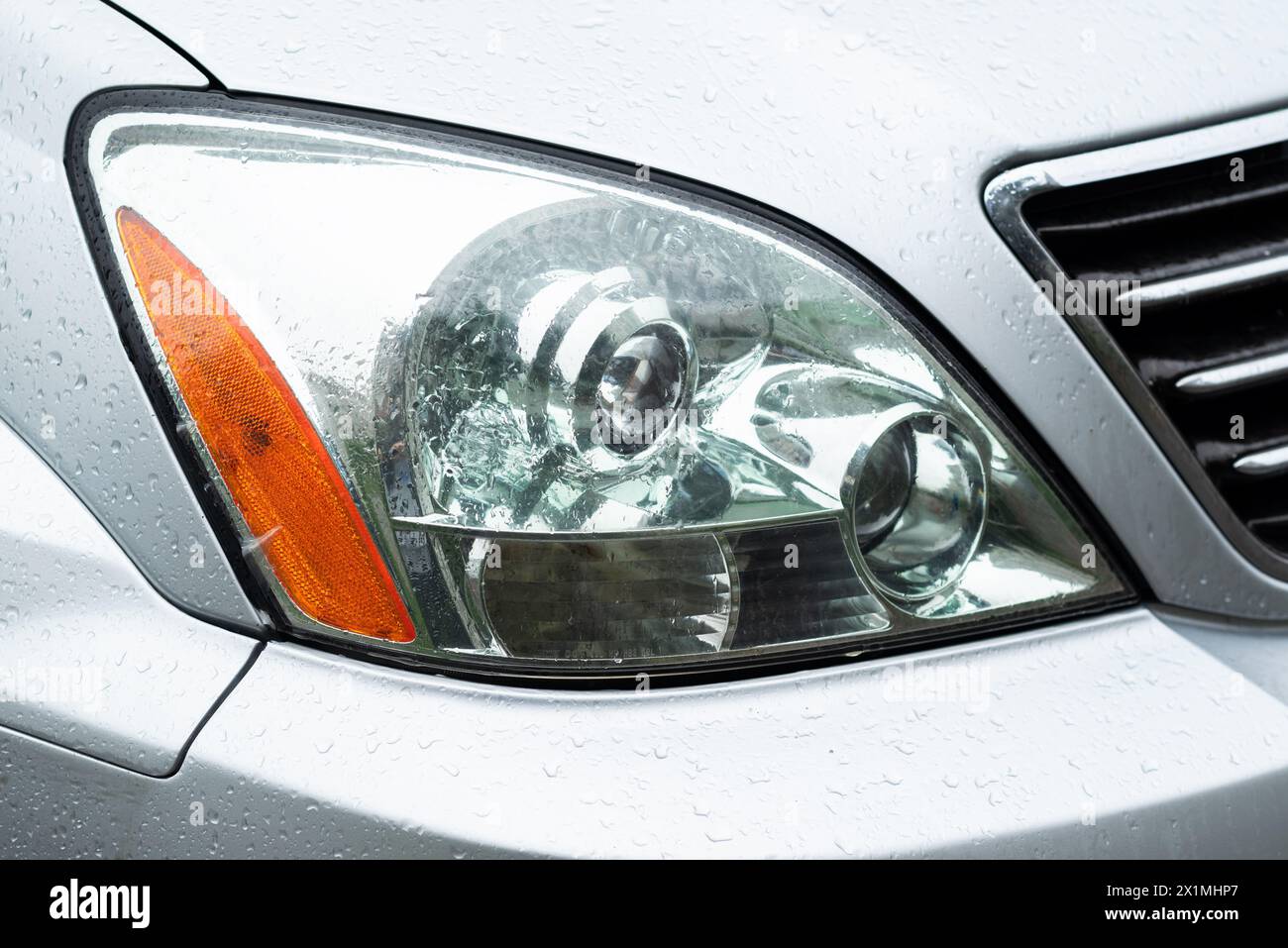 Kiew, Ukraine. April 2024. Lexus-Ansicht der Vorderseite des Fahrzeugs in Nahaufnahme. Silberner Autoscheinwerfer. Stockfoto