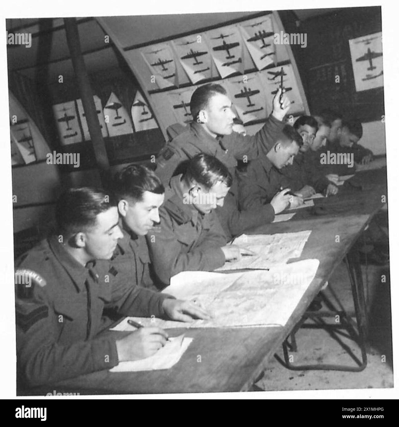 Zehn Angehörige der britischen Armee, darunter Corporal Crumpton und neun Gefangene, nehmen an einem Vortrag Teil; ein Soldat wirft eine Frage über Rationen auf. Stockfoto