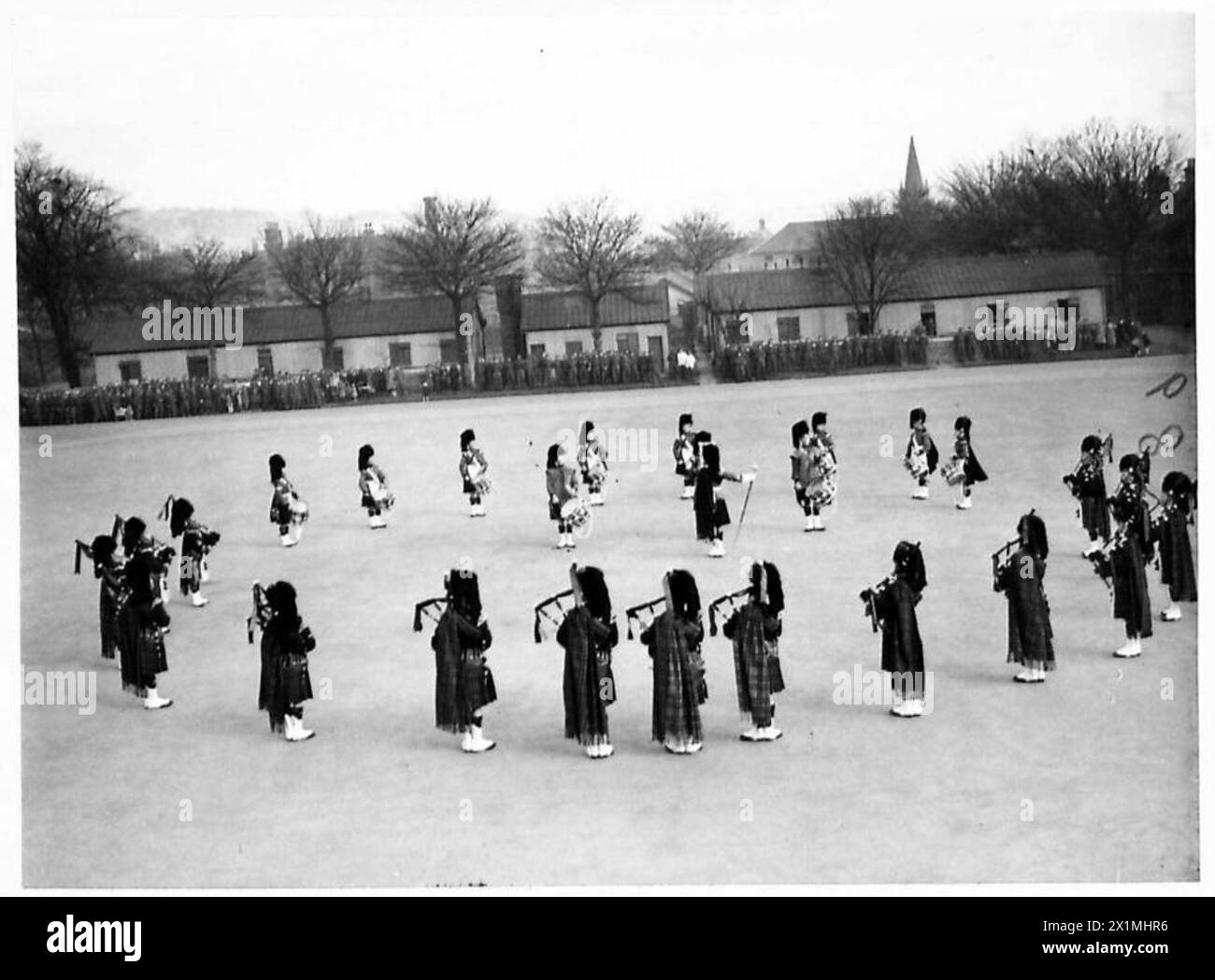 Die Black Watch Pipe Band führt den Rückzug auf einem Barackenplatz für britische Armeepersonal durch, was zu zeremoniellen Aufgaben und militärischer Tradition gehört. Stockfoto