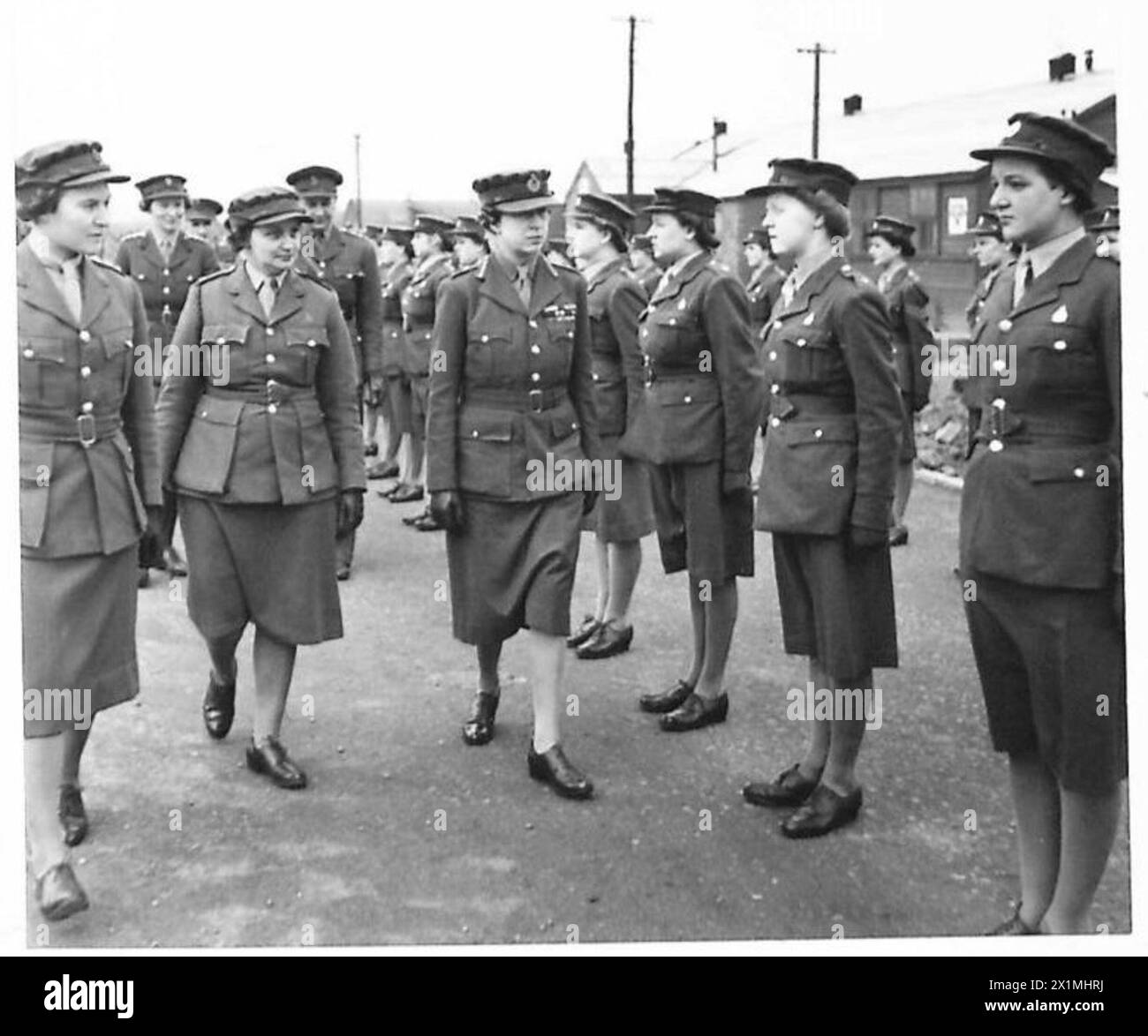 DIE PRINZESSIN ROYAL BESUCHT DAS ARTILLANCE DEPOT - HRH die Prinzessin Royal begleitet von ATS-Offizieren, inspiziert ATS-Hilfskräfte im Depot der britischen Armee Stockfoto