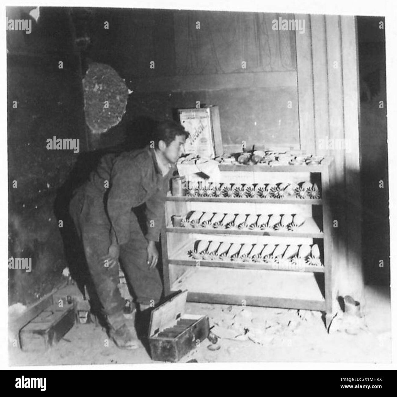 Ein Soldat der 2. Brigade, 3. Karpatengewehr-Division, inspiziert am 19. Mai 1944 in der Kathedrale von Monte Cassino einen Schrank, in dem die Deutschen Mörsergranaten lagern. Stockfoto