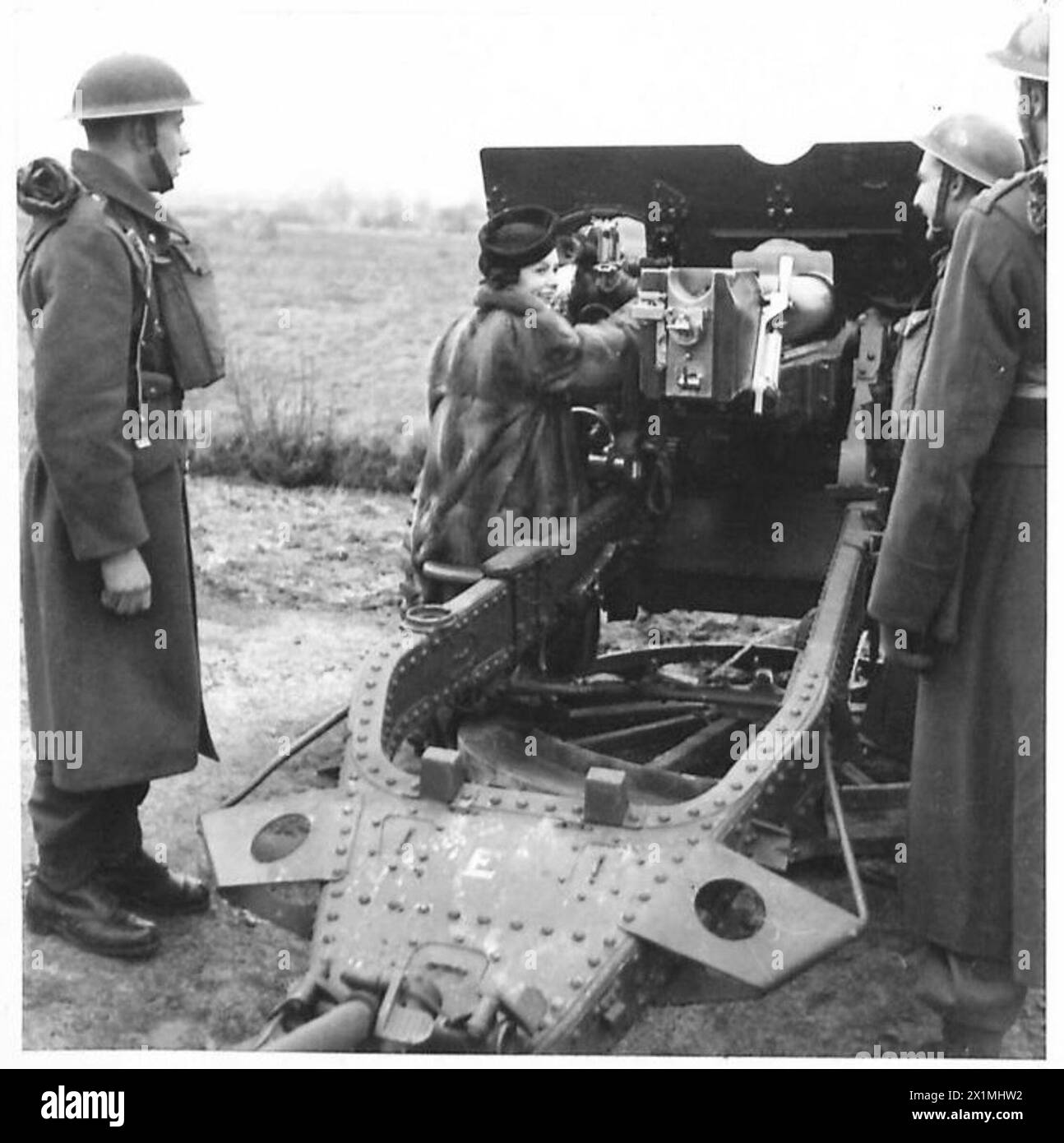 MUNITION GIRLS HANDLING PISTOLEN - Mädchen, die Positionen als „Gun Crews“ einnehmen, British Army Stockfoto