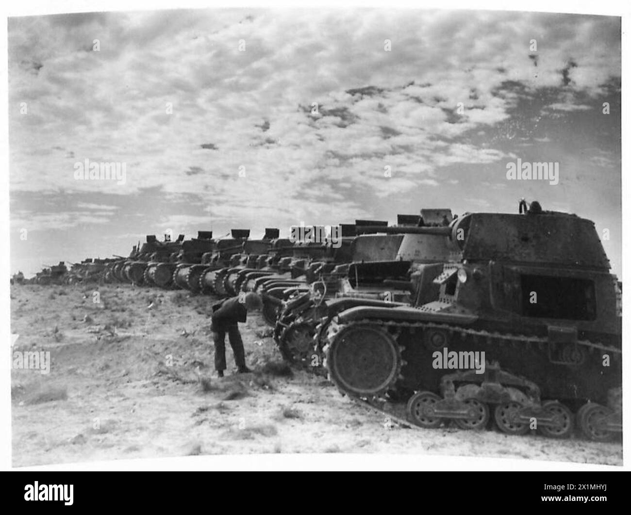 Italienische Panzer, einschließlich moderner Modelle, werden während des libyschen Feldzugs von den Truppen der britischen Armee ausgestellt. Stockfoto