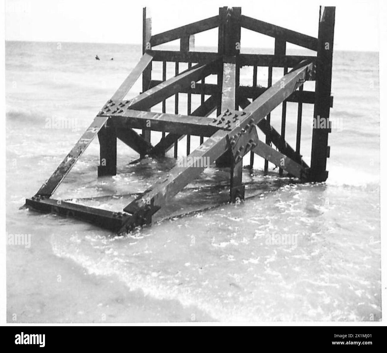 Ein Churchill-AVRE-Panzer schleppt Element C während einer Übung der britischen Armee aus dem Meer und navigiert durch Küstenhecken der britischen Armee. Stockfoto