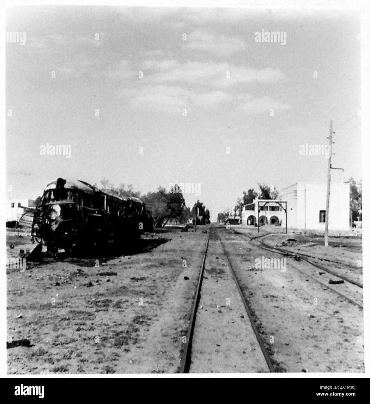 Während des Vormarsches auf Tripolis über Tarhuna wurde am Bahnhof von Azizia ein kleiner Dieselzug verbrannt gefunden. Stockfoto