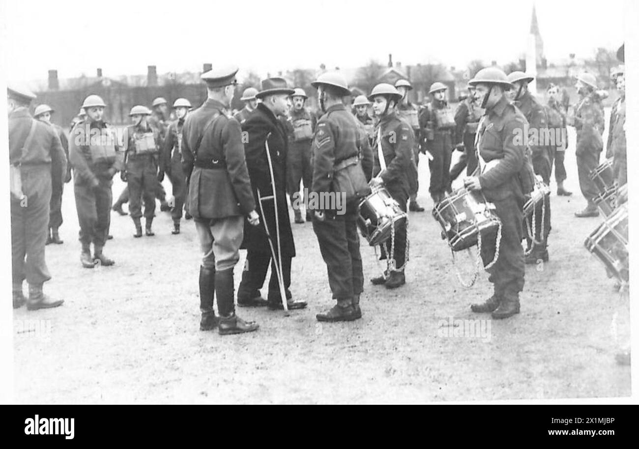 Colonel J. L. Ralston, kanadischer Verteidigungsminister, besucht kanadische Truppen, die im Aldershot Command stationiert sind, um die Aufsicht und das offizielle militärische Engagement zu demonstrieren. Stockfoto