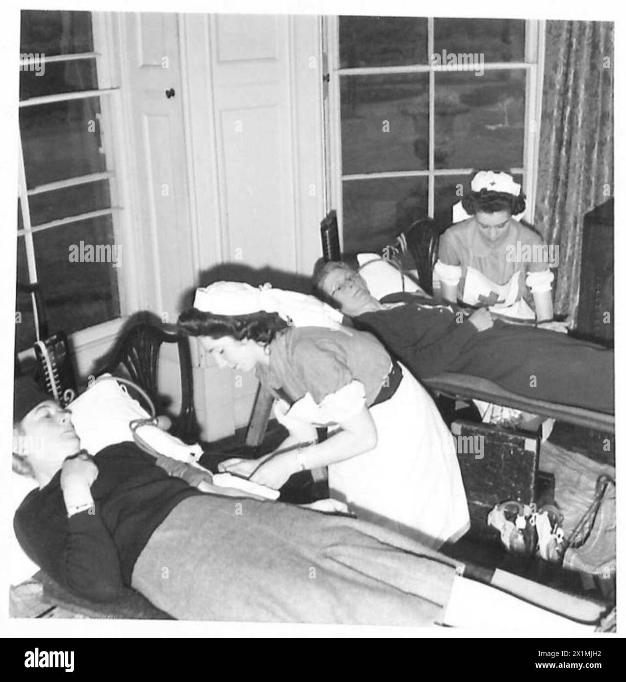 Mobile Einheiten des Army Blood Transfusion Service sammeln Blut von Spendern in verschiedenen Gebäuden wie Fabriken, Pfarrheimen, Schulen und Privathäusern der British Army. Stockfoto