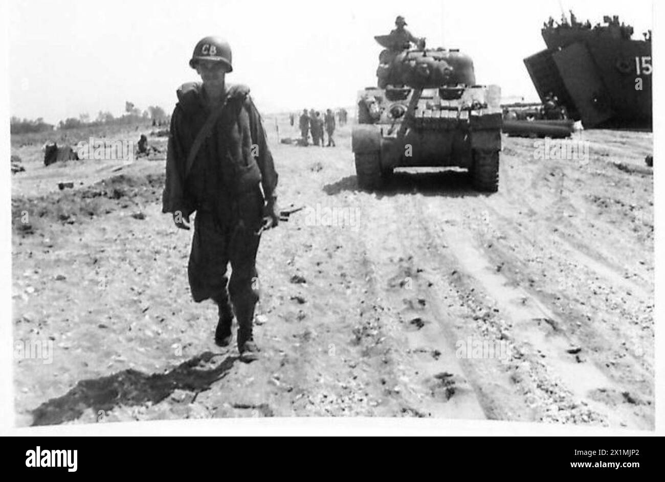 Ein Sherman-Panzer stürzt am Strand in der Bucht von Salerno vor, nachdem er im Rahmen der Operationen der Fünften Armee während der alliierten Invasion Italiens in Neapel gelandet war. Stockfoto