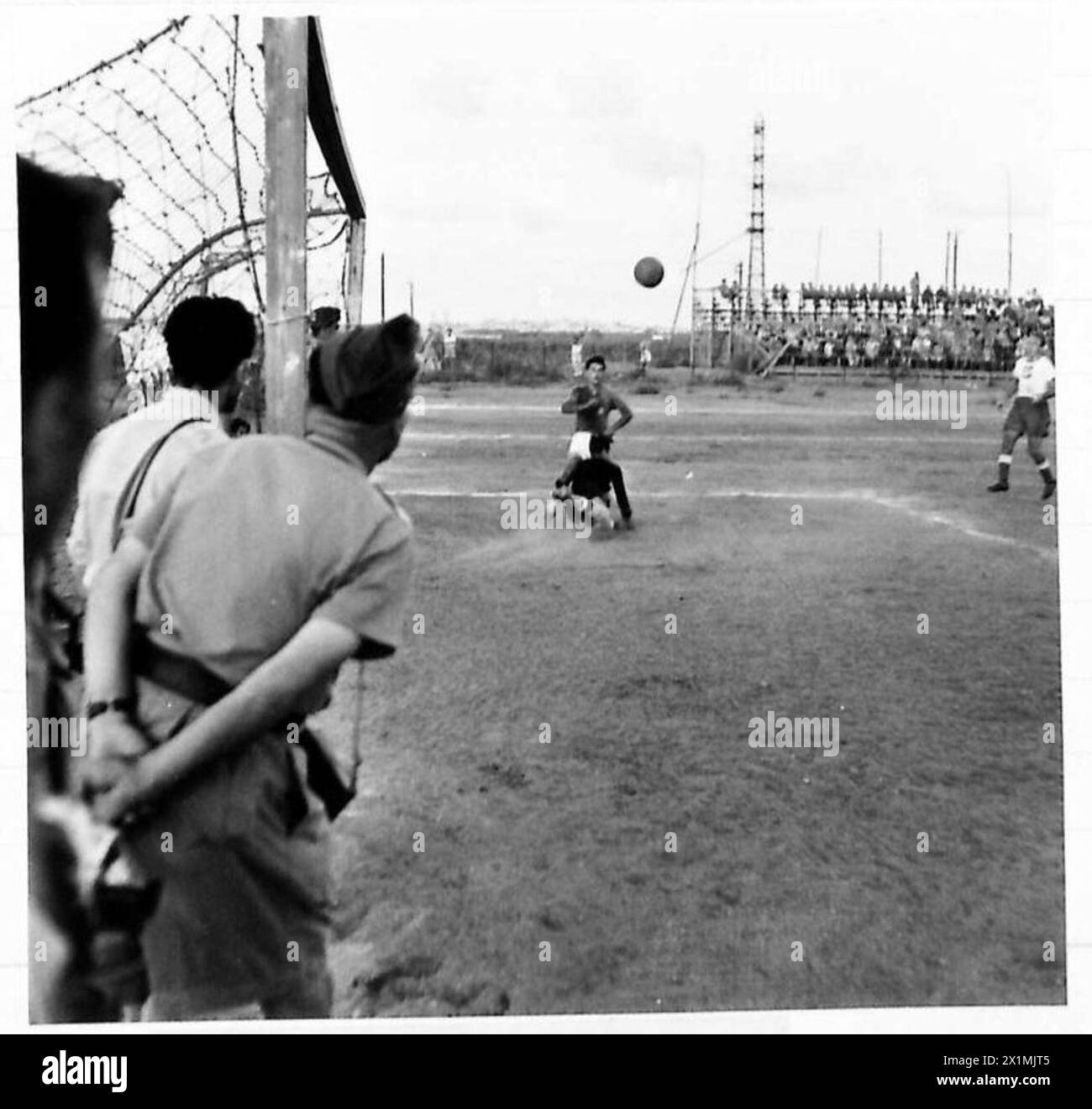 DIE POLNISCHE ARMEE IM NAHEN OSTEN, 1942-1943 – polnischer Torhüter rennt aus, um den Ball aus seinem Tormaul zu räumen. Im Stadion Tel Aviv fand ein Freundschaftsspiel zwischen der polnischen Armee im Nahen Osten und ganz Palästina statt, vertreten durch das Team Maccabi Tel Aviv A. Es kam zu einer enormen Menge von Zivilisten und Militärs; es war ein ausgezeichnetes Spiel zwischen gut aufeinander abgestimmten Teams und das Endergebnis war jeweils ein Tor. Fotos zeigen dieses Fußballspiel, die britische Armee, die polnische Armee, die polnische Armee im Westen, die polnische Armee im Nahen Osten, die polnische Armee im Nahen Osten, die polnische Armee in t Stockfoto