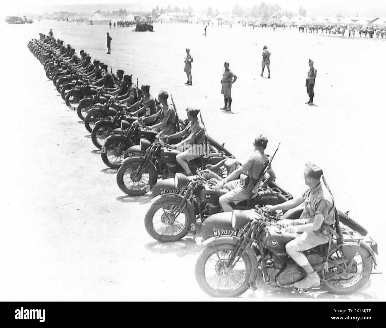 DIE POLNISCHE UNABHÄNGIGE KARPATEN-BRIGADE IN PALÄSTINA, 1940 – Motorradgeschwader der Polnischen unabhängigen Karpaten-Brigade auf Parade im Dorf Samach am See von Galiläa. Die Polen traten den Briten nur fünf Tage zuvor bei, nachdem General Eugene Mittelhauser, ein Kommandeur der französischen Truppen in Syrien, zu der die Brigade gehörte, beschlossen hatte, das Vichy-Regime, die polnische Armee, die polnische Armee im Westen und die unabhängige Karpaten-Gewehre-Brigade zu unterstützen Stockfoto