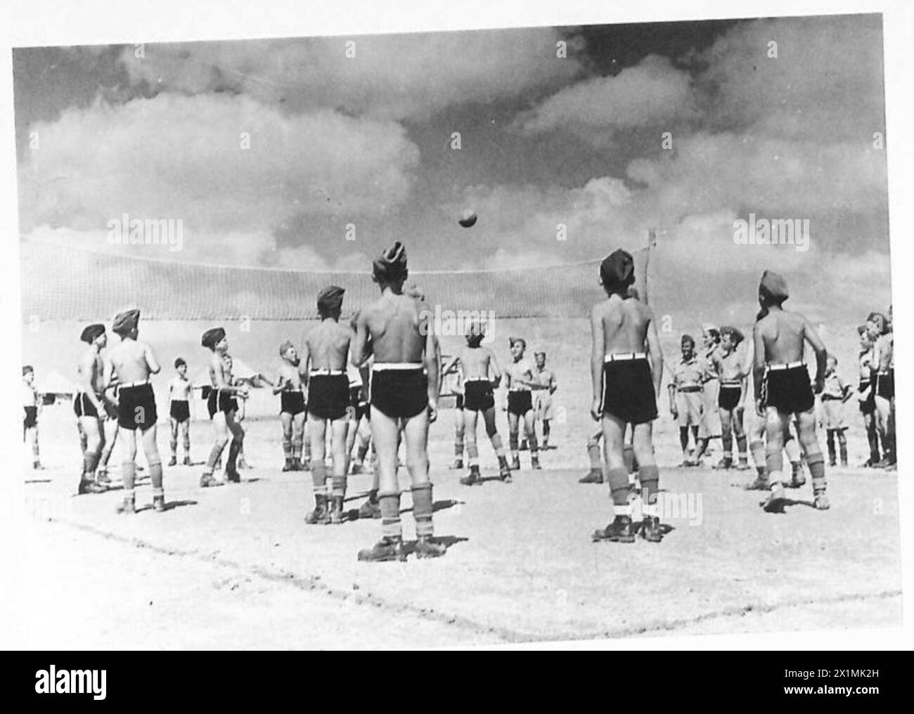 DIE POLNISCHE ARMEE IM NAHEN OSTEN, 1942-1943 - Eine Gruppe älterer Jungen, die Volleyball spielen. Bewegung und frische Luft wirkten mit ihrem Körper Wunder und ermöglichten es ihnen, sich vollständig von den Not und dem Hunger des sowjetischen Gulag zu erholen. Nach der deutsch-sowjetischen Invasion Polens wurden viele Polen in verschiedene Lager im sowjetischen Gulag deportiert. Unter ihnen waren viele Jungen jeden Alters. Nach der Unterzeichnung des Sikorski-Mayski-Abkommens 1941 wurden viele Überlebende - Männer, Frauen, Kinder - aus der Sowjetunion entlassen und über Persien nach Palästina evakuiert Stockfoto