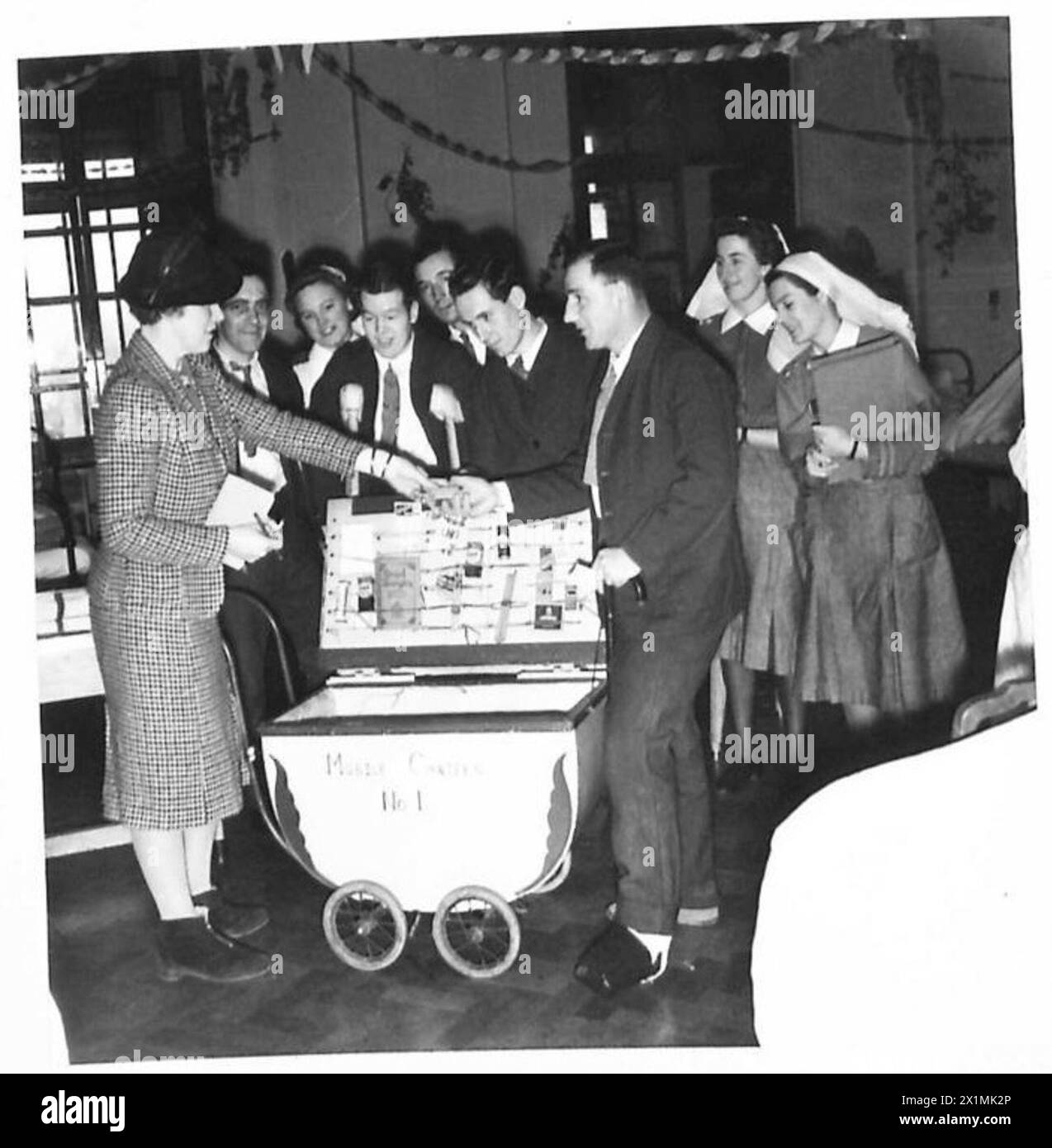 Mrs. Gordon Johnson verkauft Komfortartikel im Wert von £1.000 aus einem mobilen Einkaufswagen an Patienten in einem nordirischen Krankenhaus, das von der britischen Armee unterstützt wird. Stockfoto