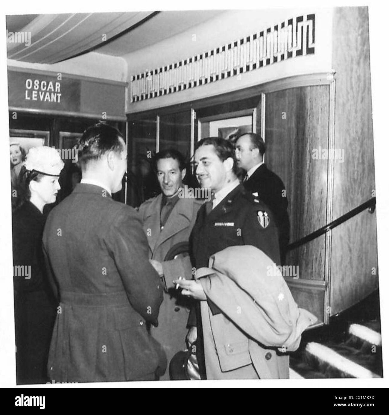 ERSTE NACHT DES „BURMA VICTORY“ IM WARNER THEATRE, LONDON: Oberstleutnant David Macdonald [Mitte] und Oberstleutnant Asher, U.S. Army, British Army Stockfoto