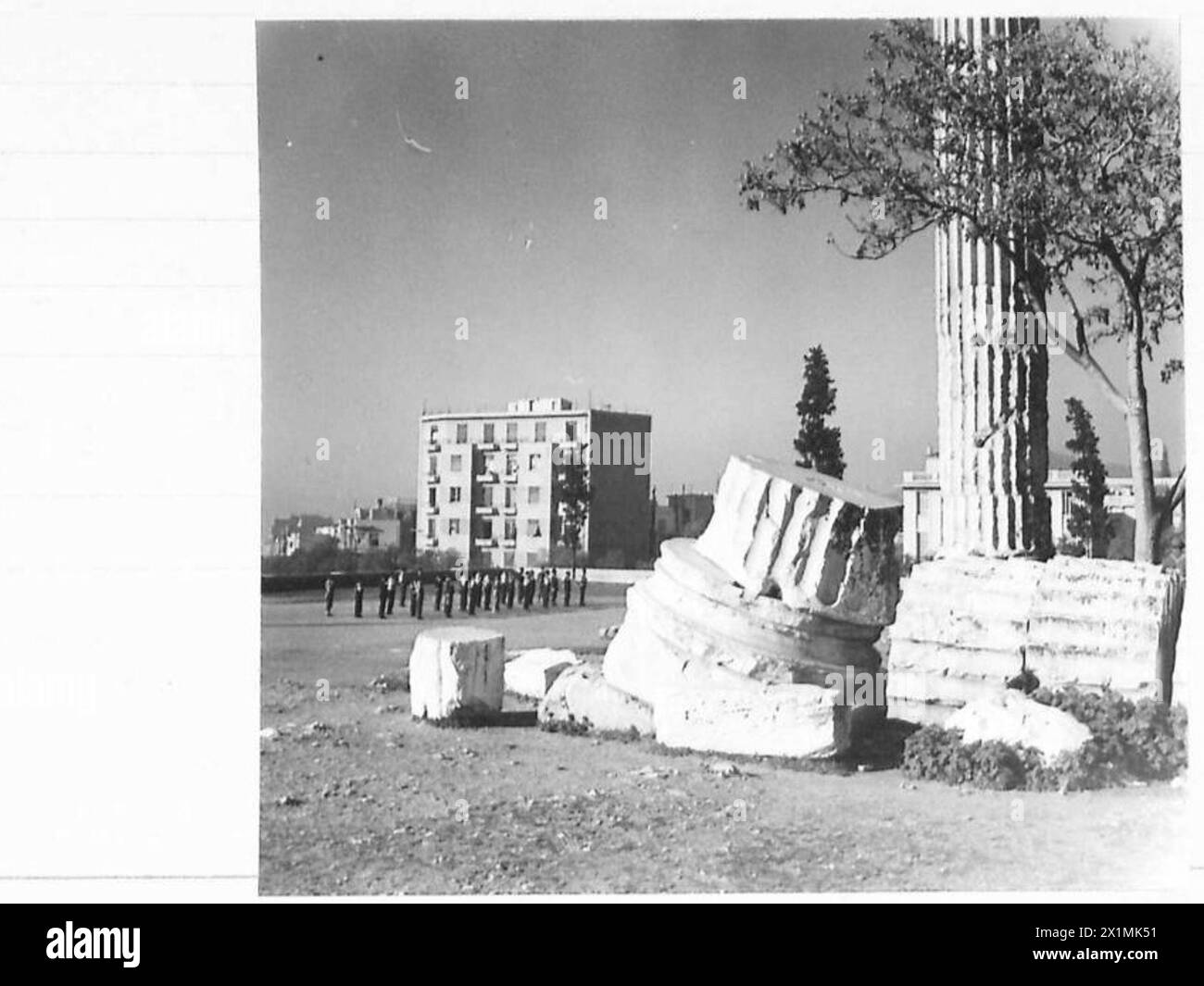 Mitglieder der griechischen Nationalgarde trainierten unter Aufsicht der britischen Armee sowohl in historischen als auch in modernen Umgebungen. Stockfoto
