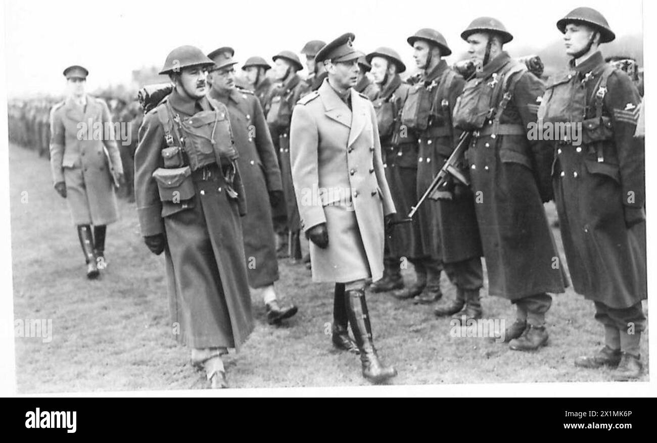 Der König inspiziert Soldaten auf der Parade, britische Armee. Stockfoto