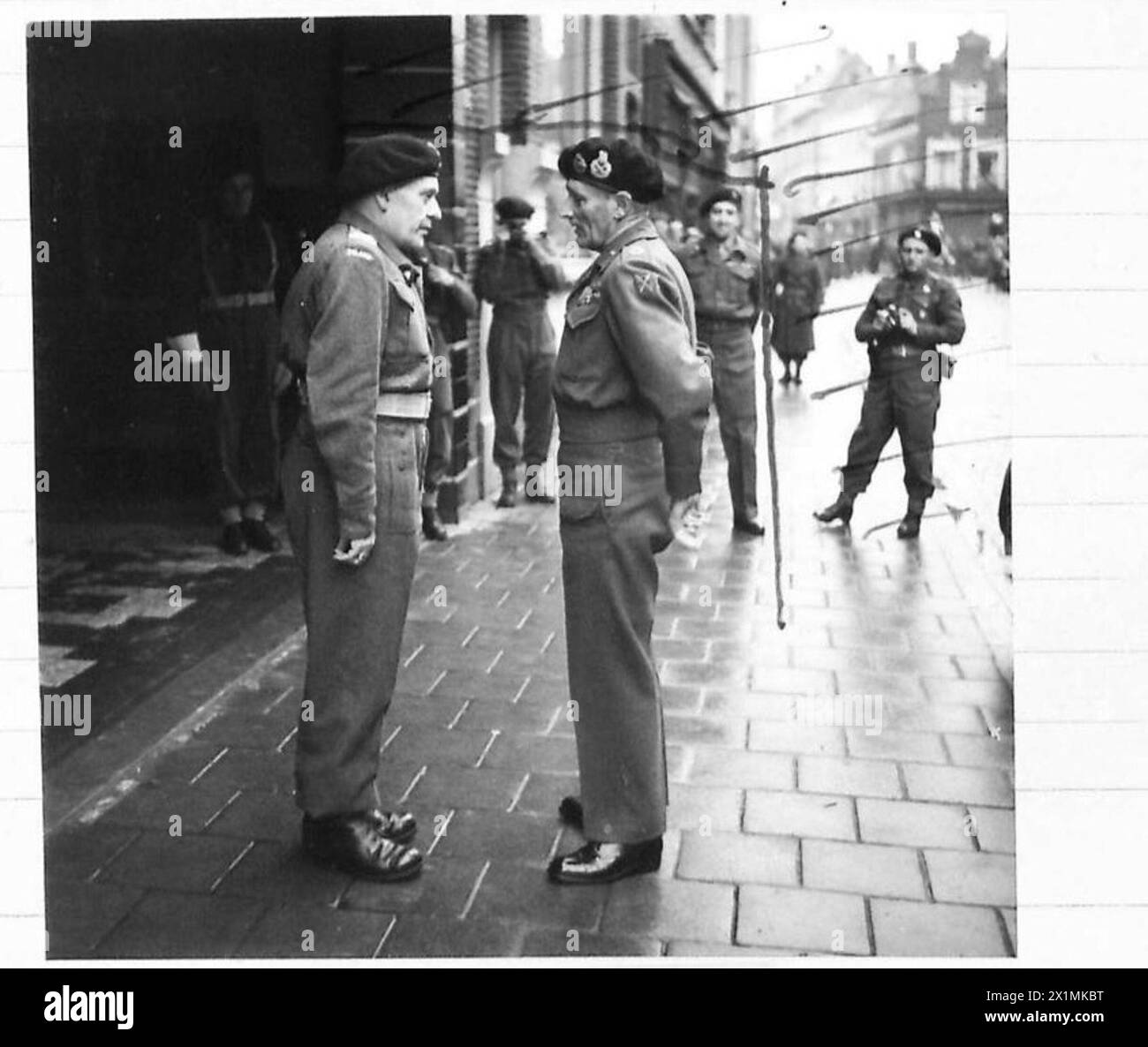 Feldmarschall Bernard Montgomery wird am 25. November 1944 von General Stanisław Maczek, dem Kommandeur der 1. Polnischen Panzerdivision, in Breda begrüßt, während er Offiziere und Soldaten mit britischen Dekorationen überreichte. Stockfoto
