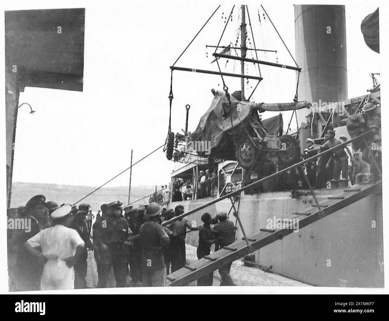 BRITISCHE TRUPPEN AUF DEM WEG UND ANKUNFT AUF KRETA - A.A.Geschütze, die von einem Kriegsschiff kommen, britische Armee Stockfoto