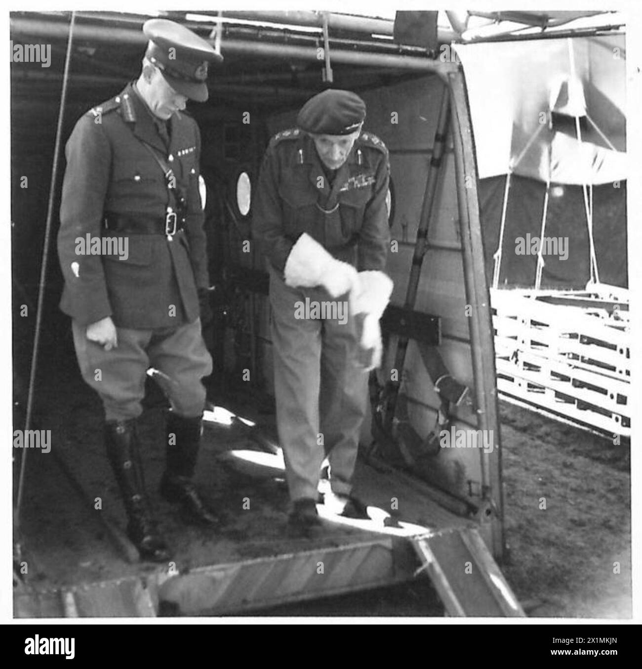 GENERAL SIR BERNARD MONTGOMERY BESUCHT DIE INVASIONSTRUPPEN DER LUFT - der C-in-C lässt einen Jeep mit Segelflugzeug nach seiner Inspektion zurück. Begleitet wird das C-in-C von Generalmajor K.N. Crawford, MC., D.Air, British Army Stockfoto