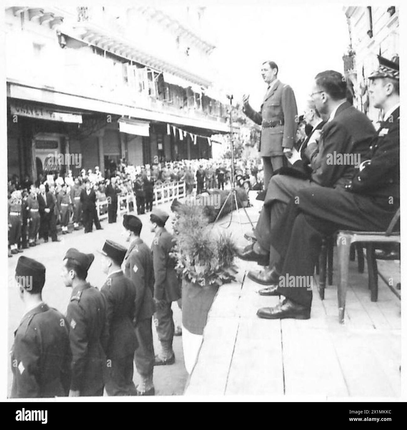In Nordafrika hält General de Gaulle eine Rede zu Ehren eines französischen Helden, in der er Tapferkeit und Militärdienst anerkennt, die von britischen Armeepersonal beobachtet wurden. Stockfoto
