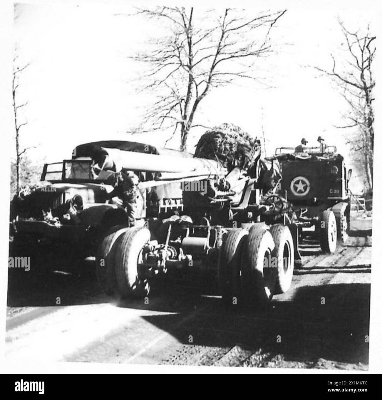 Ein amerikanisches 155-mm-Artilleriegewehr wird bei alliierten Landungen südlich von Rom unter Aufsicht der britischen Armee an die Front transportiert. Stockfoto