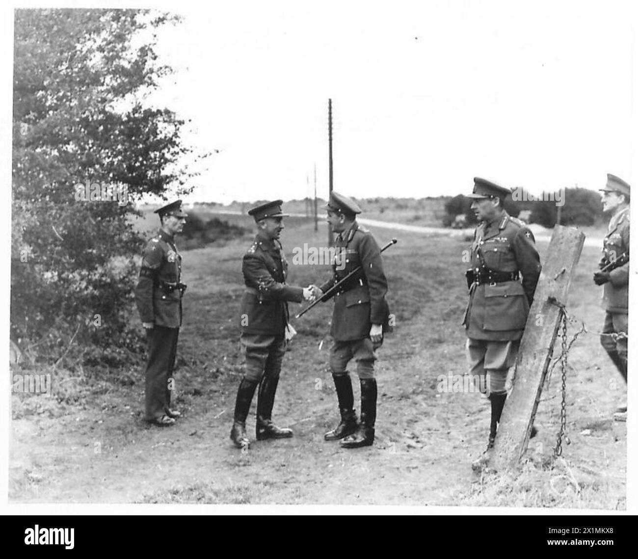 Der Oberbefehlshaber begrüßt bei der Ankunft einen Brigademeister, der das Militärprotokoll der britischen Armee beachtet. Stockfoto