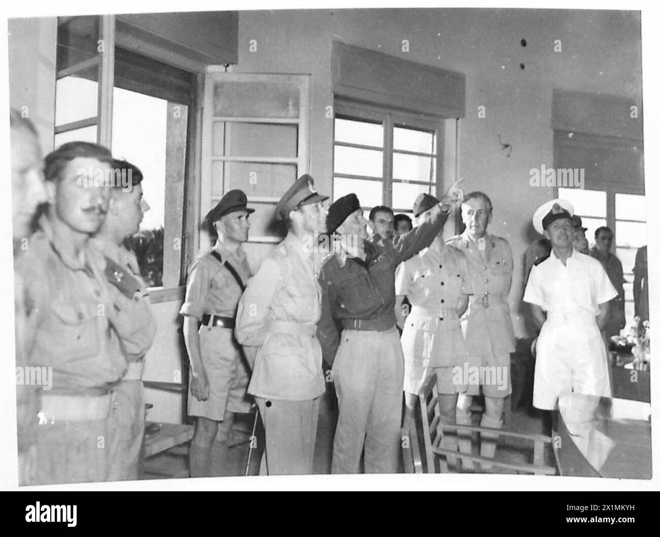 Seine Majestät besucht zusammen mit General Montgomery den Union Club in Tripolis und überprüft eine Karte Libyens im Rahmen der Operationen der Achten Armee der Britischen Armee. Stockfoto